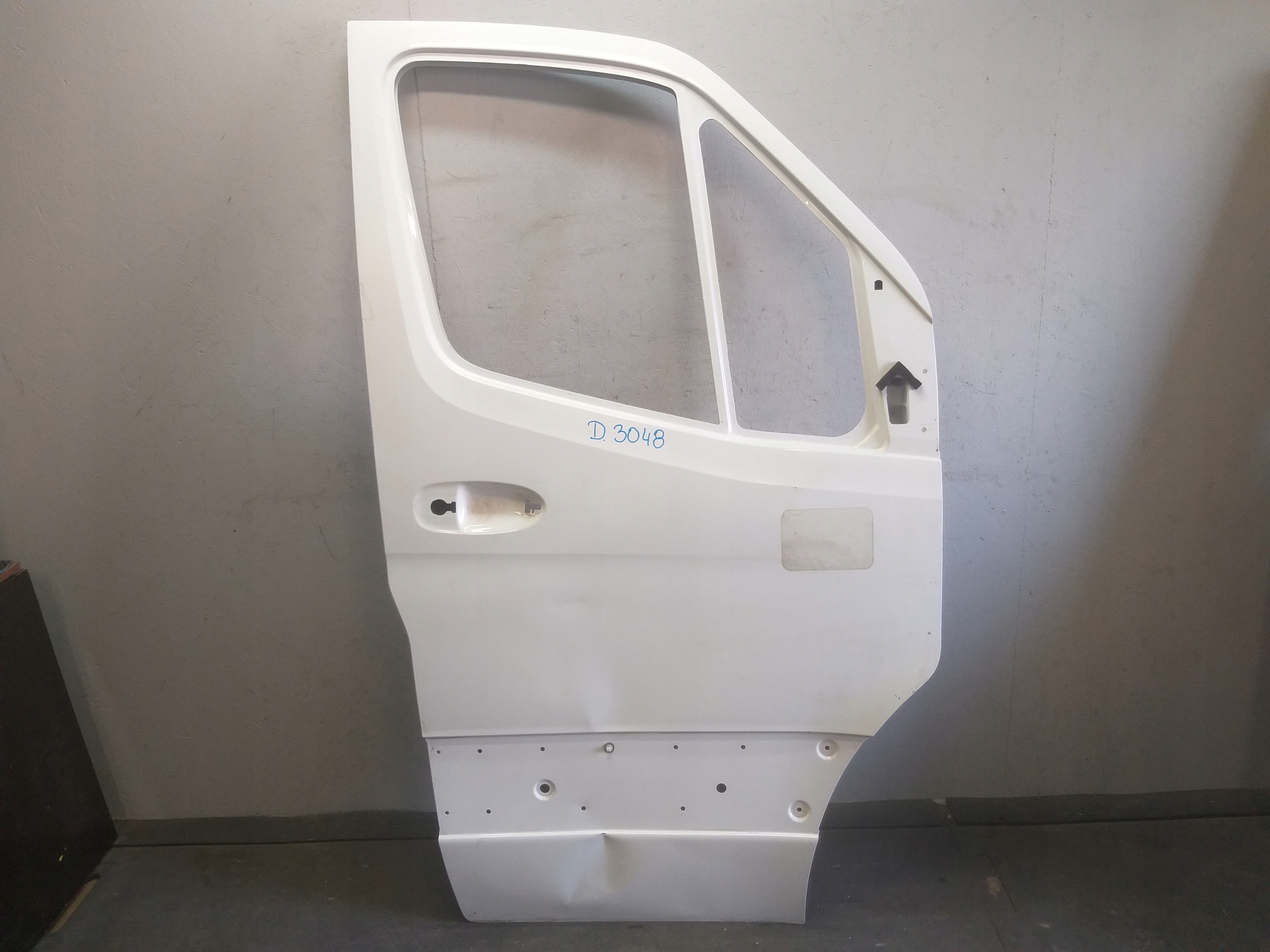 DOOR FRONT RIGHT MERCEDES SPRINTER W907 W910