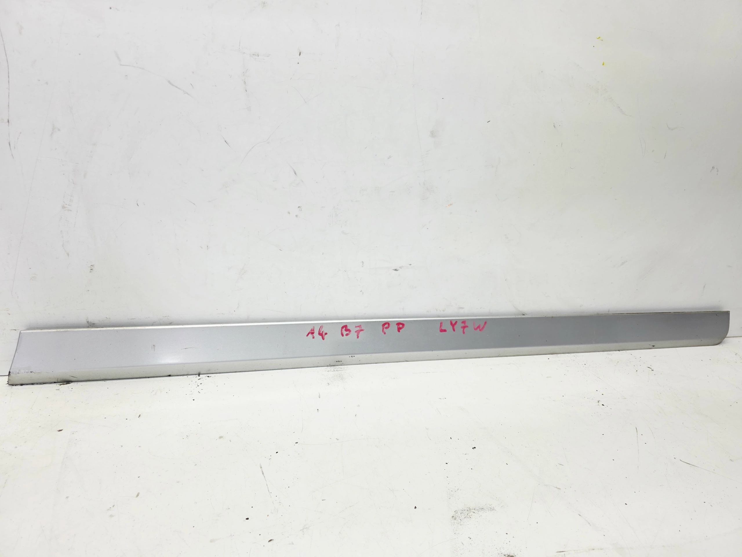 moulding lower door right front AUDI A4 B7 LY7W