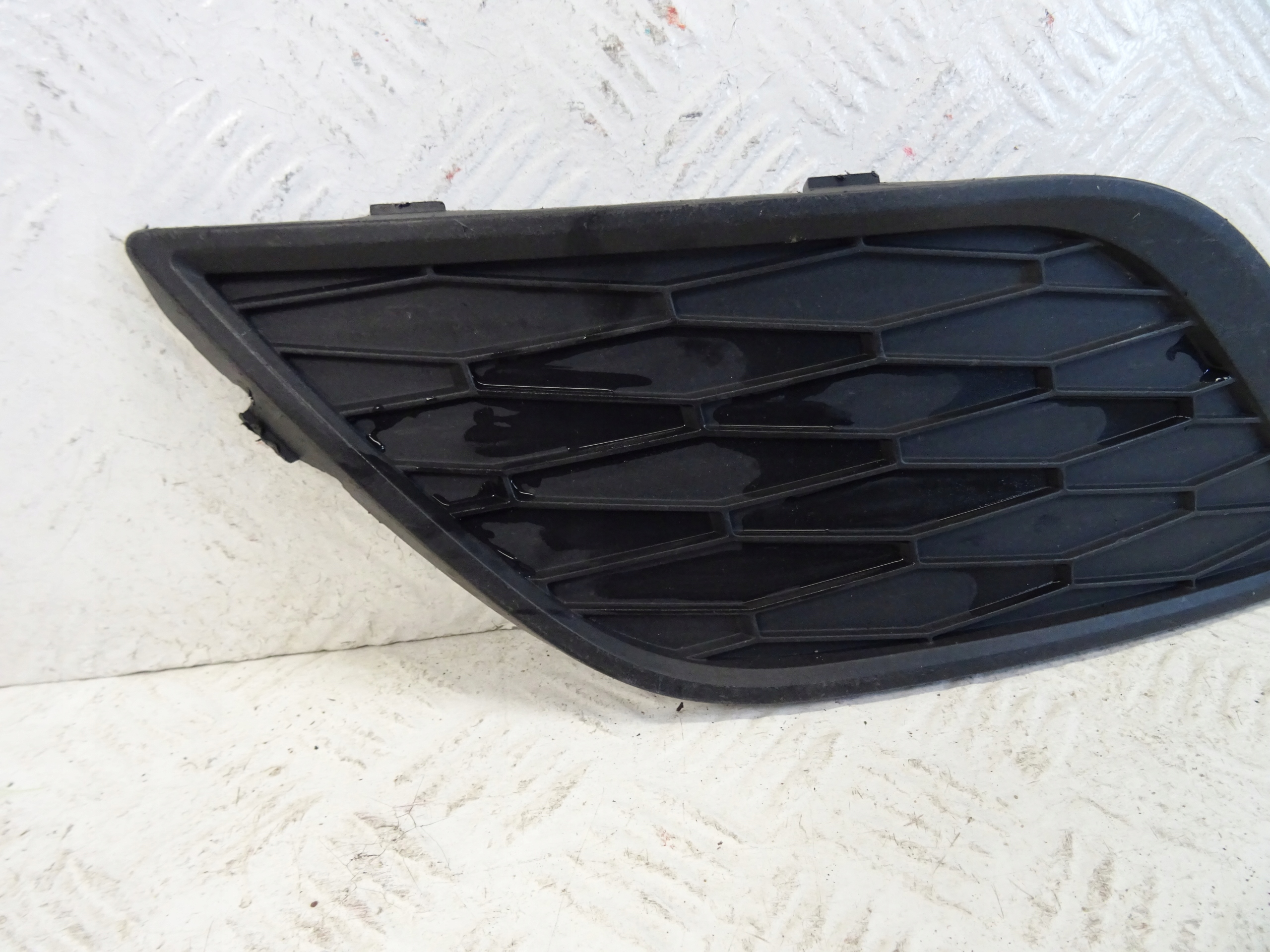 grid of a bumper front front left SEAT TOLEDO IV 6JA807367