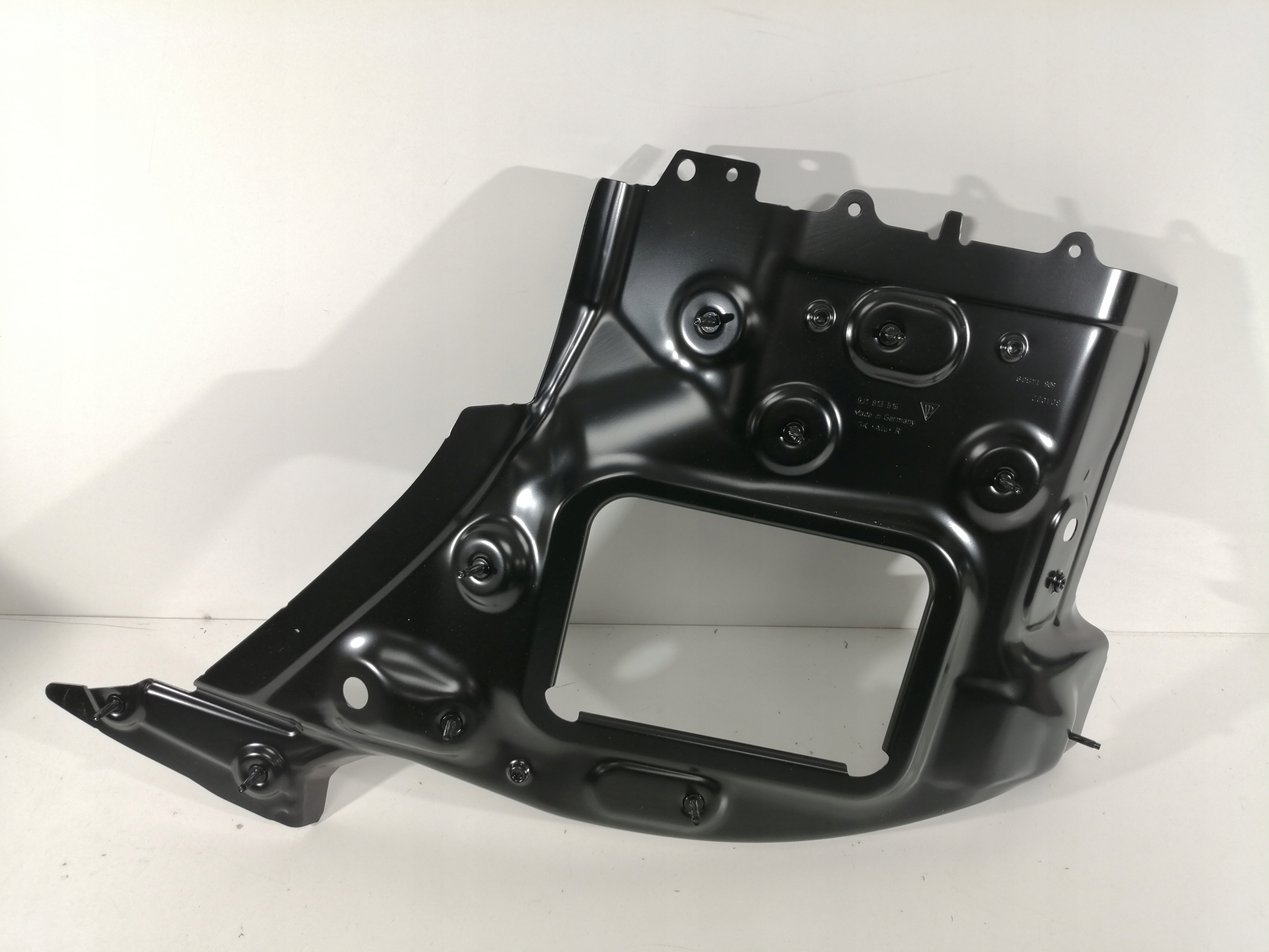 Narożnik pasa tył PORSCHE TAYCAN 9J1813516 OE Numer katalogowy części 9J1813516