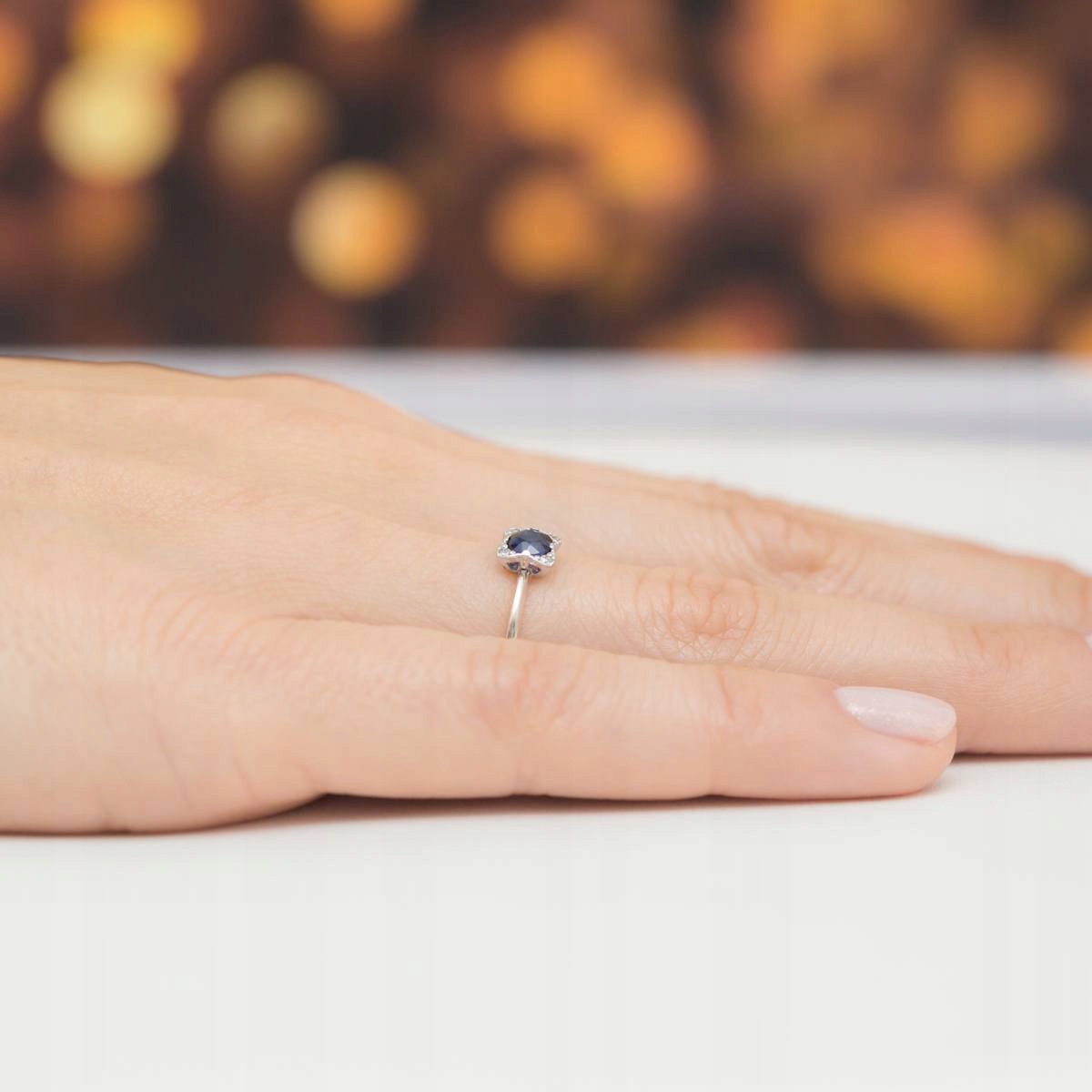 BIAŁO ZŁOTY PIERŚCIONEK pr. 585 SZAFIR + BRYLANTY Waga 0.9 g