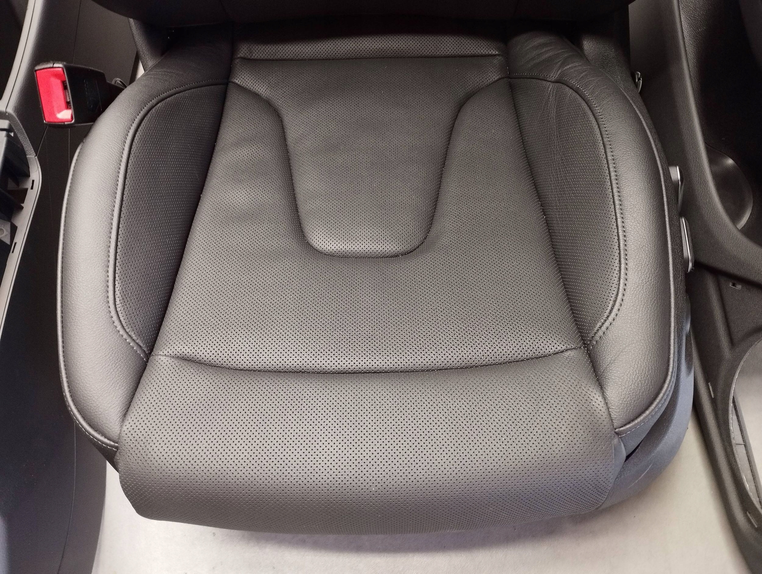 Audi A5 8T seats side leather WENTYLOWANE