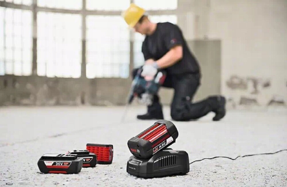 Akumulator BOSCH 2 x GBA 36V 6,0Ah + Ładowarka GAL 3680 CV Liczba elementów w zestawie 3