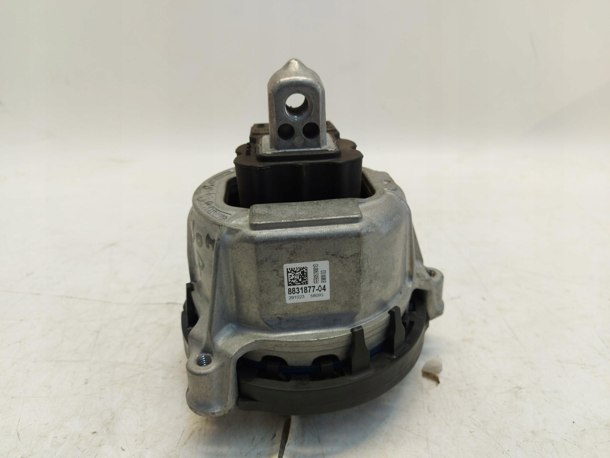 BMW 5 G60 530E x-drive engine mount front left 8831877