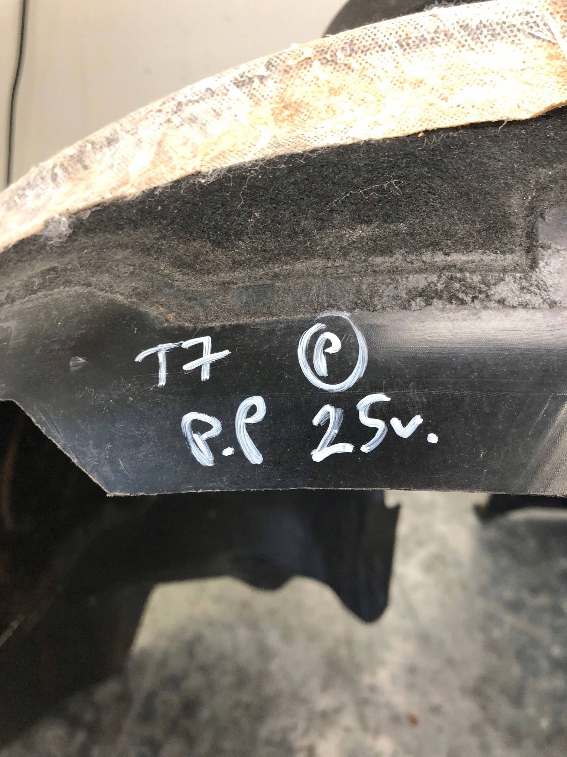 podblatník pravý předek VW T7 7T0809958