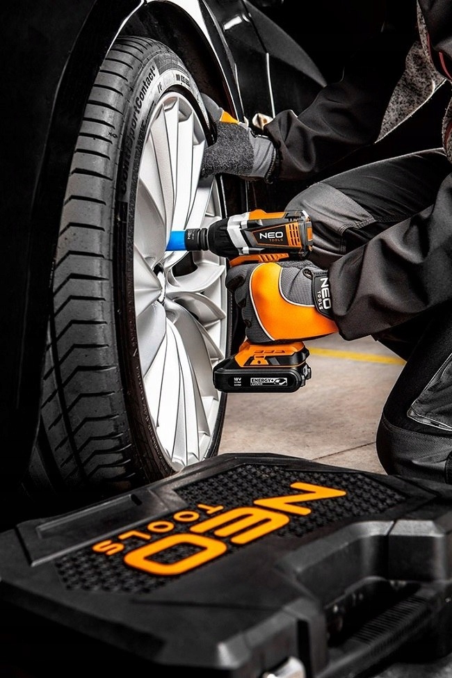 NEO KLUCZ UDAROWY AKUMULATOROWY 2*18V,2.0AH,ZESTAW NASADEK 1/2'' Waga produktu z opakowaniem jednostkowym 7.9 kg