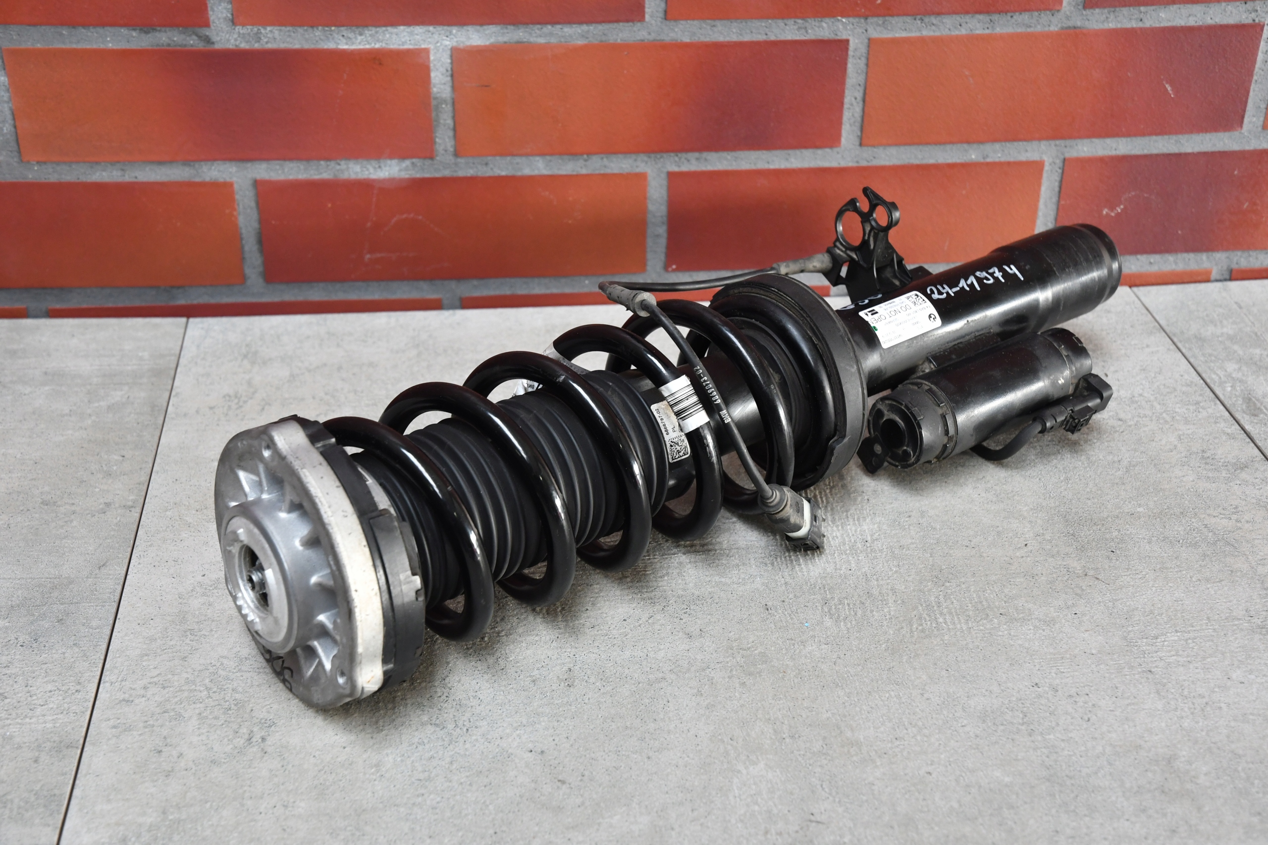 shock absorber left front BMW 5 G30 530e 530eX 6866405