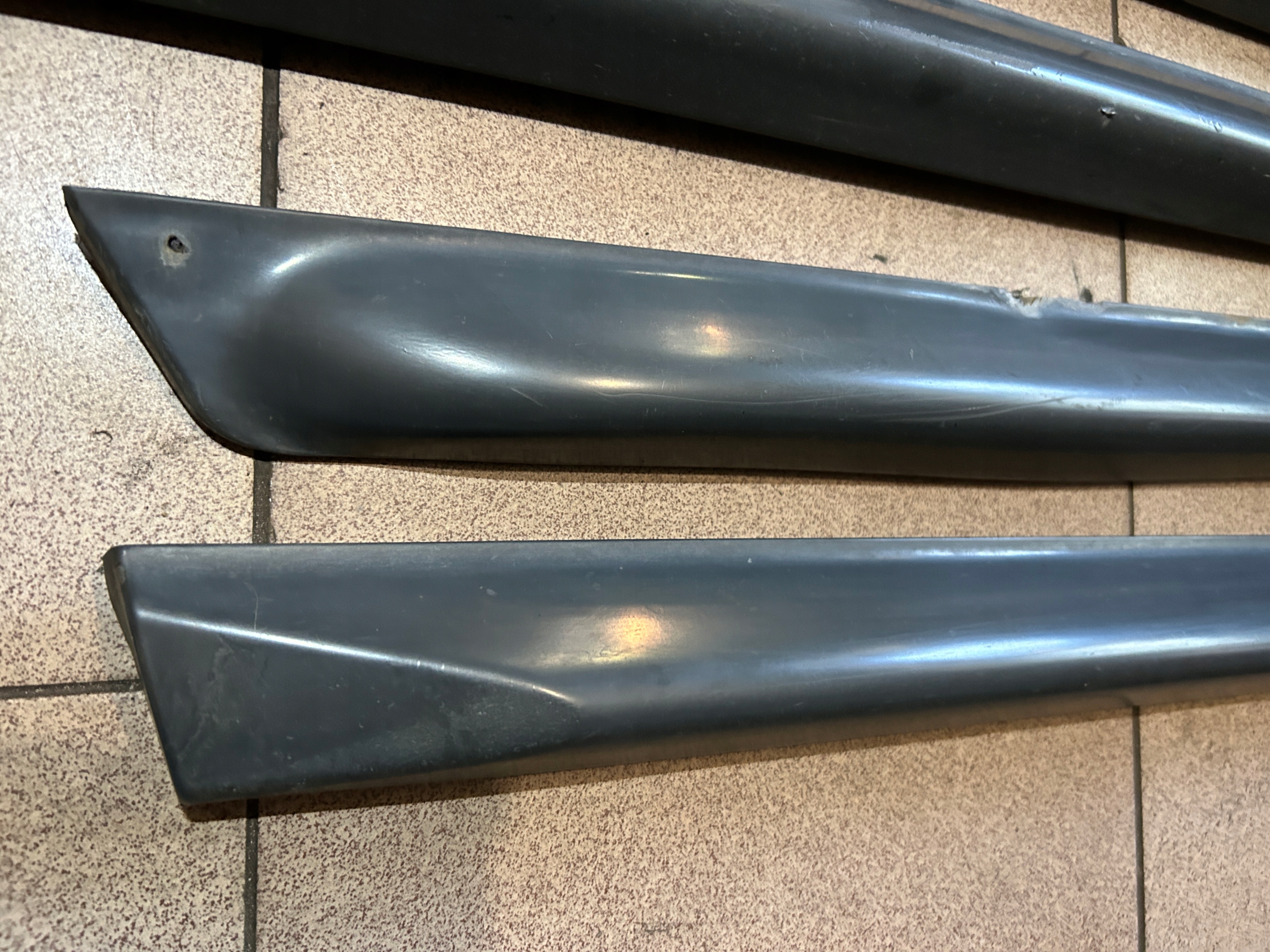 LISTWA LISTWY SZEROKIE DOLNE DRZWI AUDI A6 S6 C5 KOMPLET Strona zabudowy przód + tył