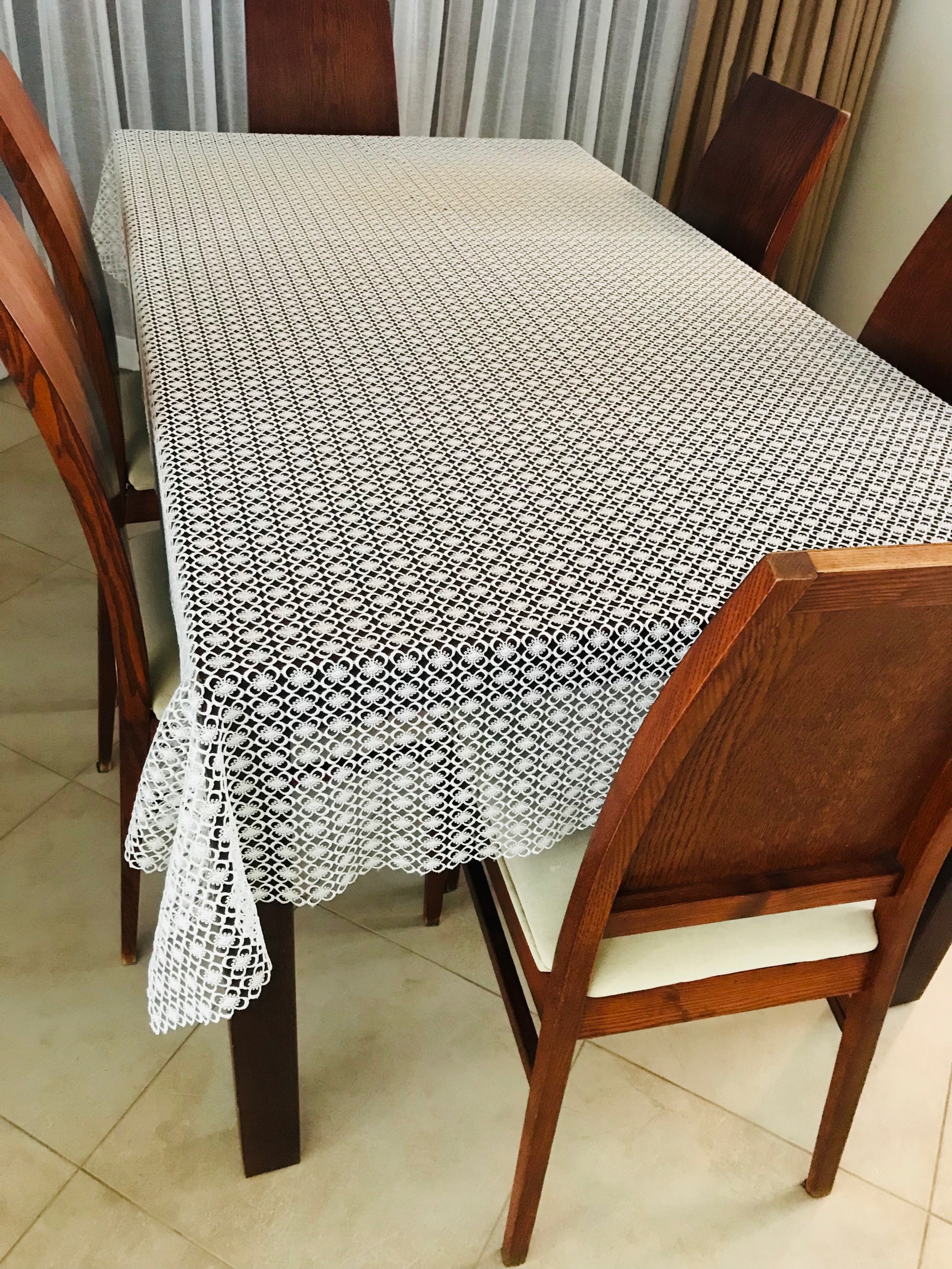 

Obrus Kremowy Gipiura Szer. 150cm 72505