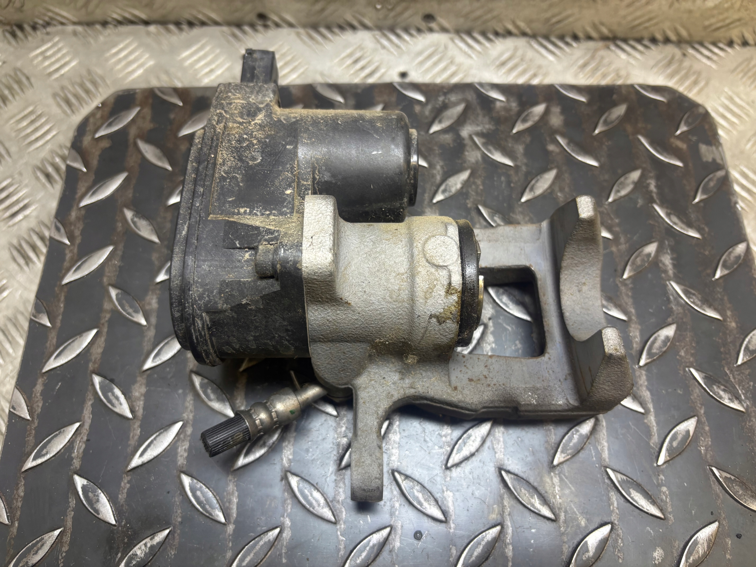 caliper brake left rear part rear HYUNDAI TUCSON III 8529032