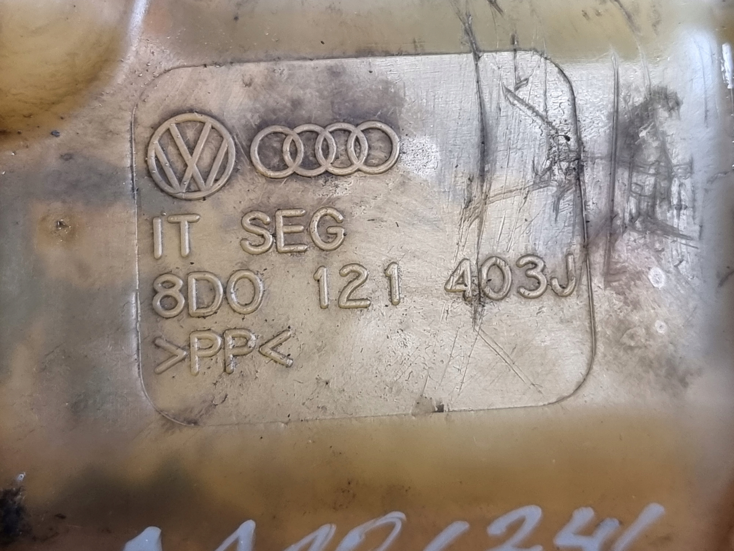 Scheibenwaschbehälter OE 8D0121403J VW PASSAT B5 1.8 20V 98r
