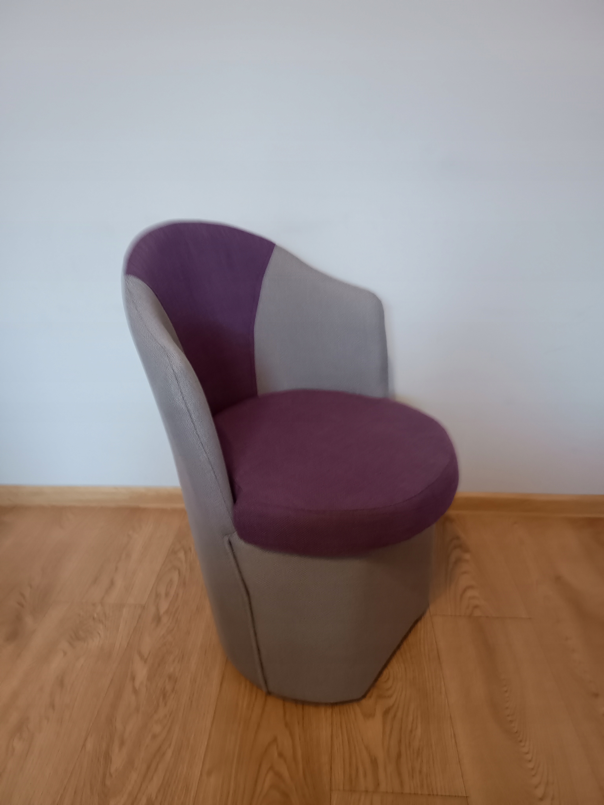 Pufa z oparciem fala 2 Głębokość mebla 52 cm