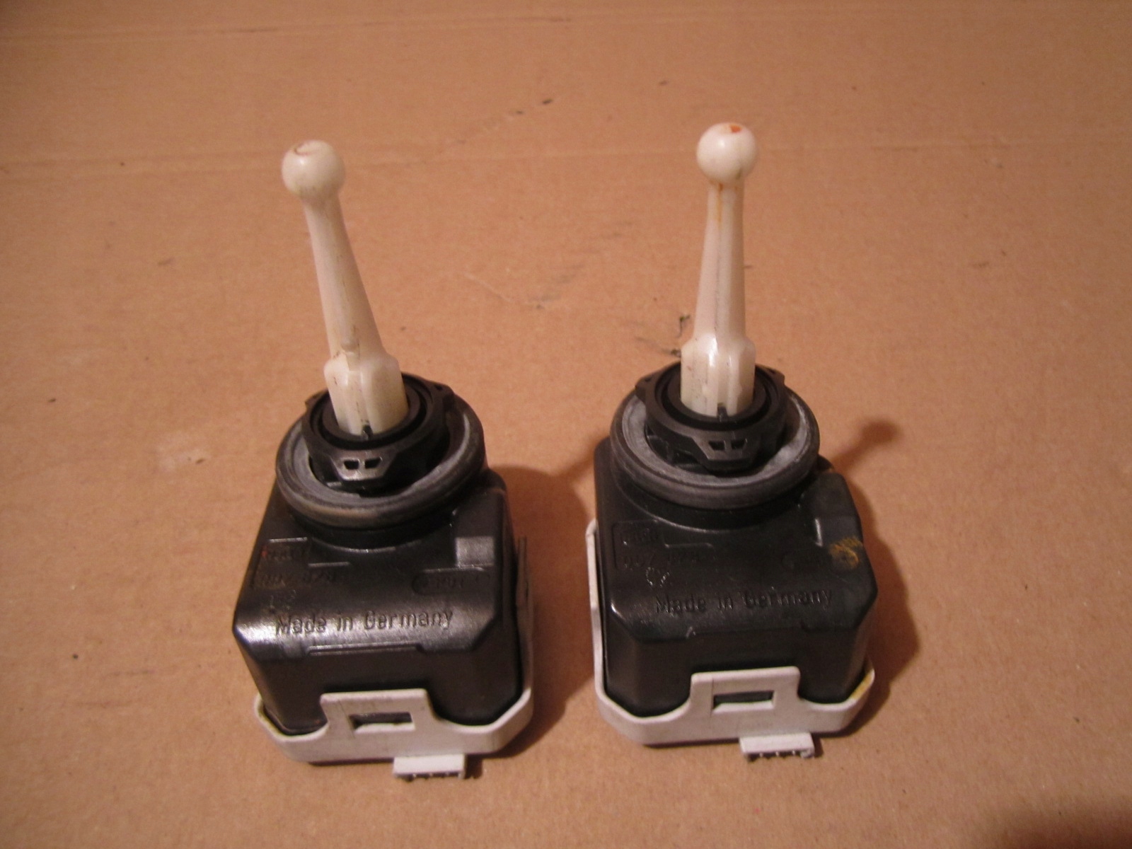 MERCEDES VITO W639 SILNICZEK LAMPY PRZEDNIEJ PRZÓD