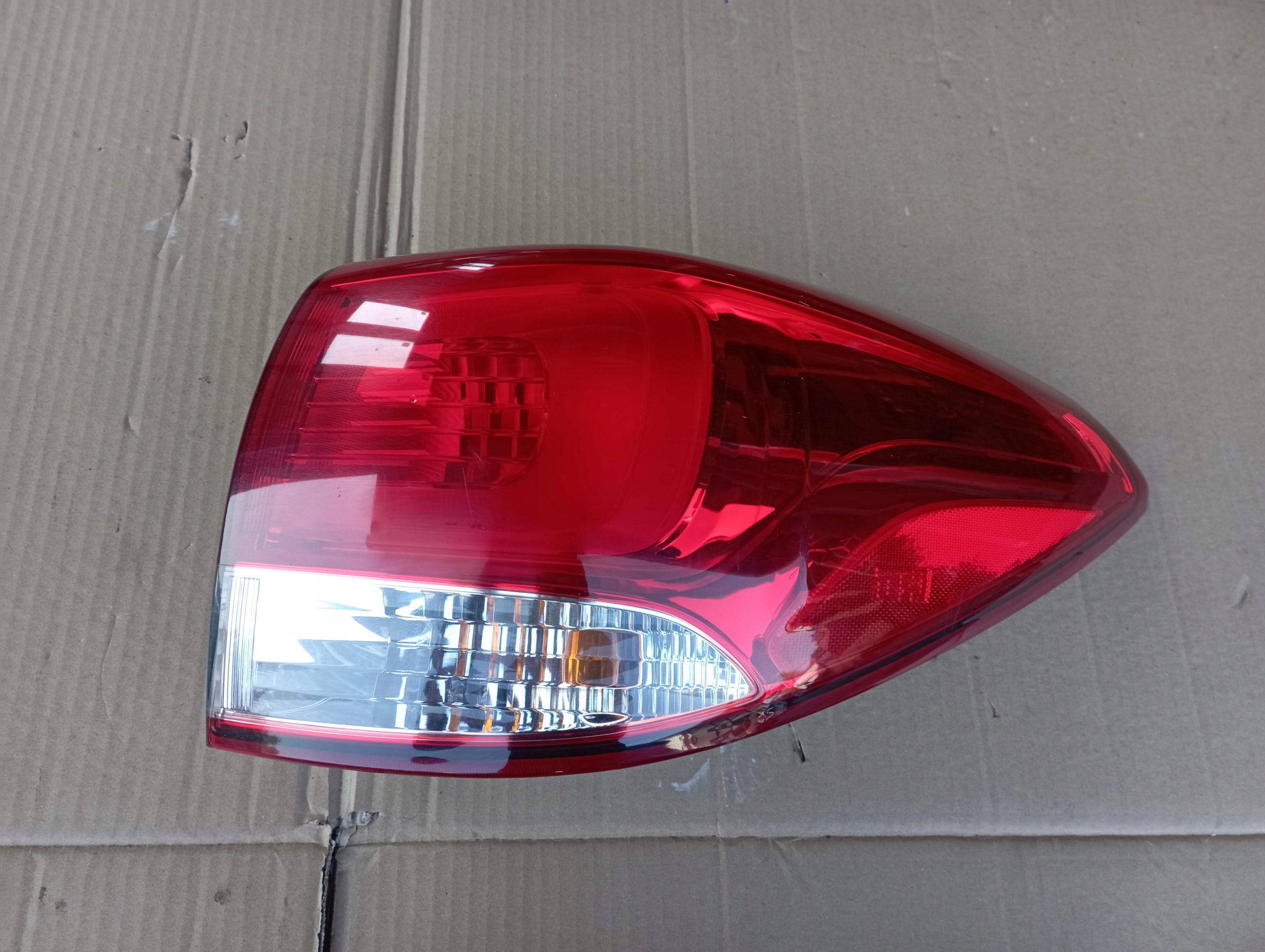 kia CARENS IV 4 фонарь правый европа