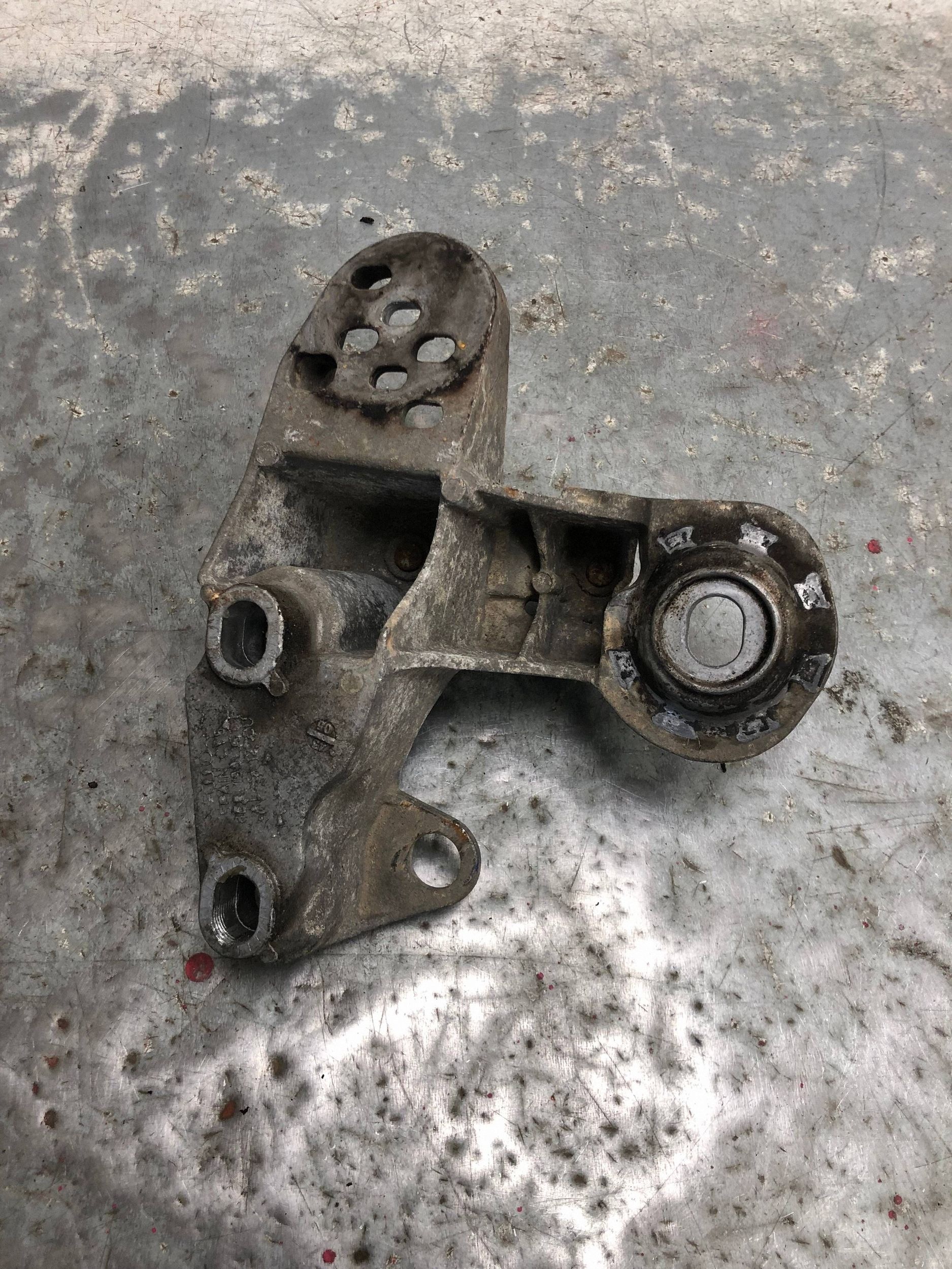 holder engine mount AUDI A4 B7 8E0199351F