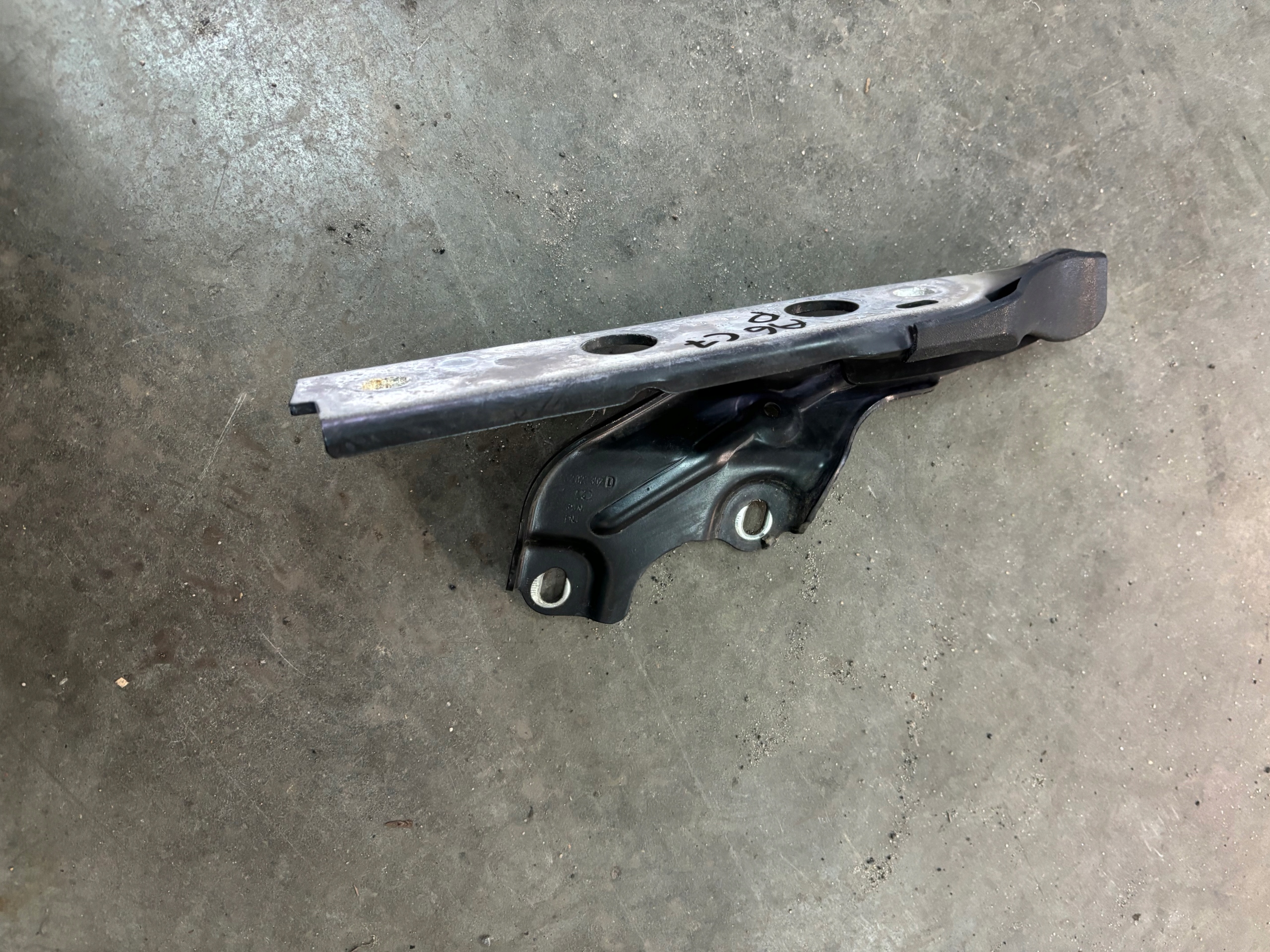 ЗАВІСА ПЕТЛЯ КАПОТУ ПРАВИЙ AUDI A6 C7g LX7Ug8823301