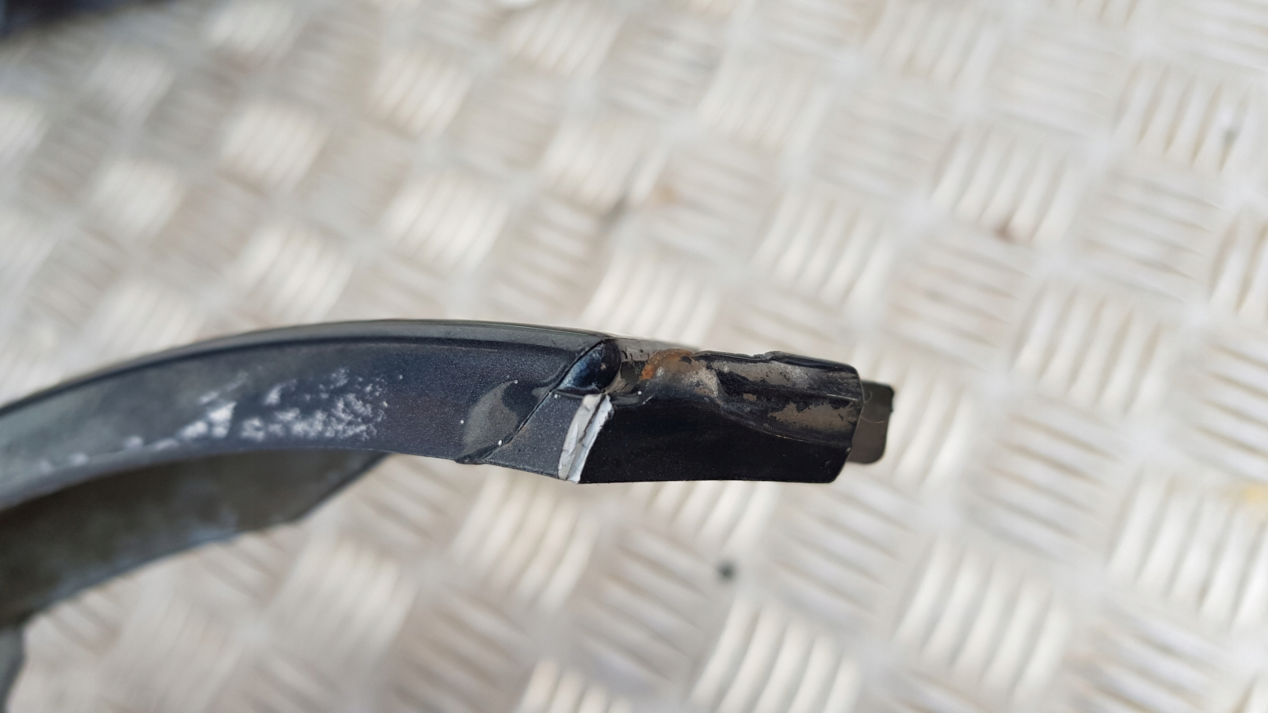 MERCEDES W163 Leiste Schutzleiste unter LAMPE links oder rechts 1SZTUKA