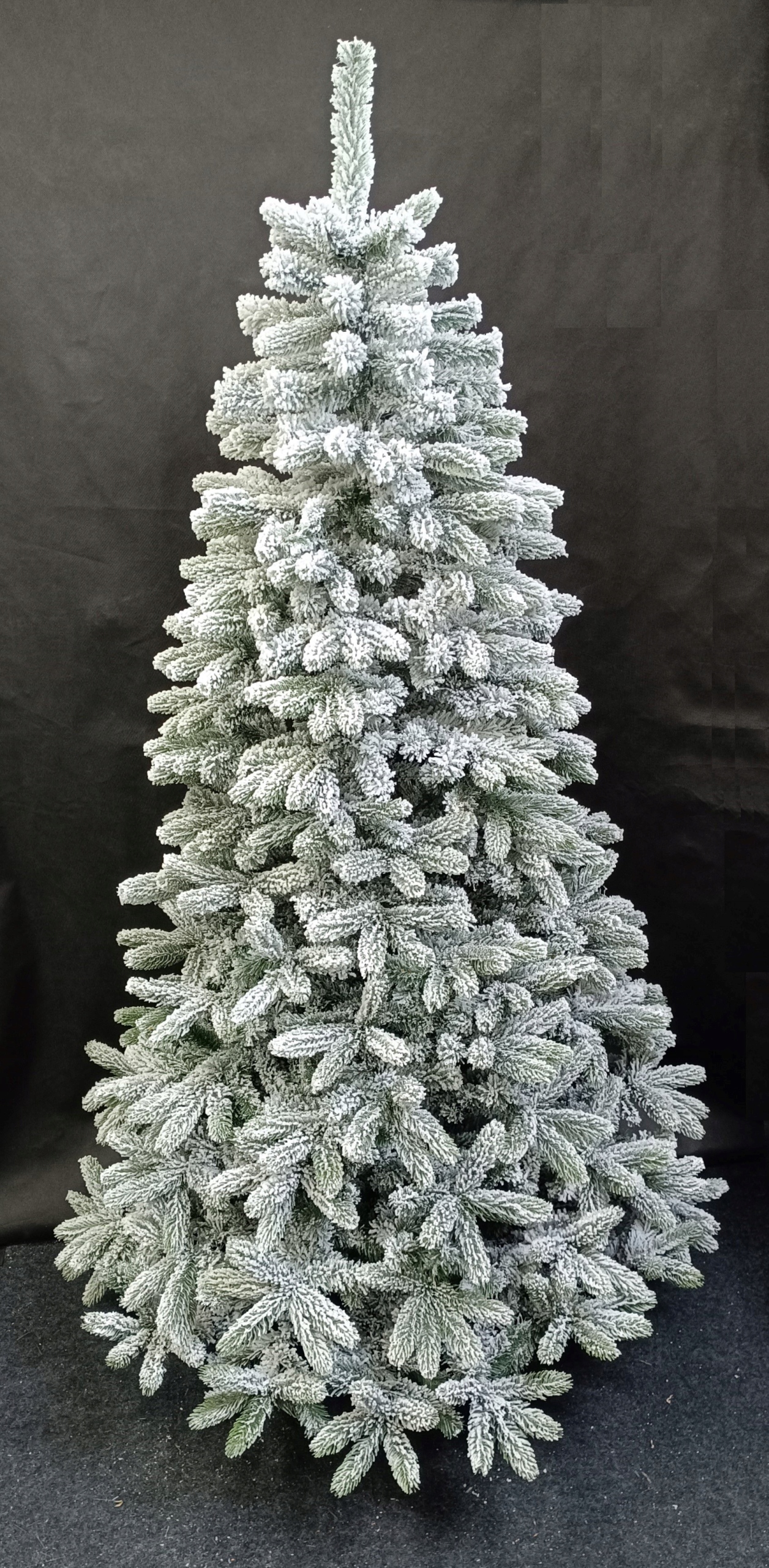 Umelý Vianočný Stromček Jedľa Pokrytá Umelým Snehom, Ktorý Nepôsobí Ako Živý 210 CM