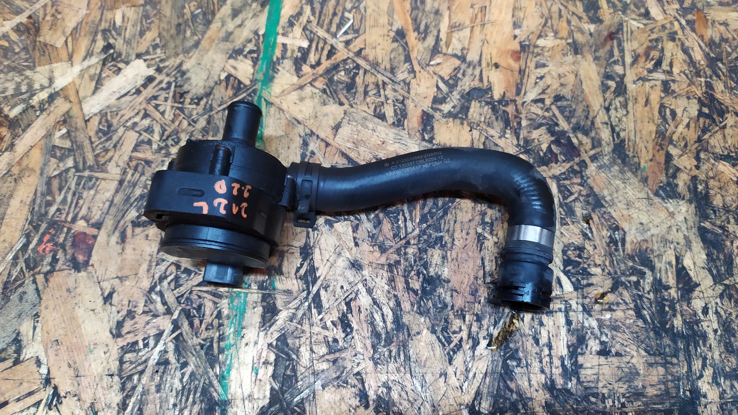 A2125019882 - MERCEDES E W212 лифт циркуляционный водяной насос 2.2 CDI