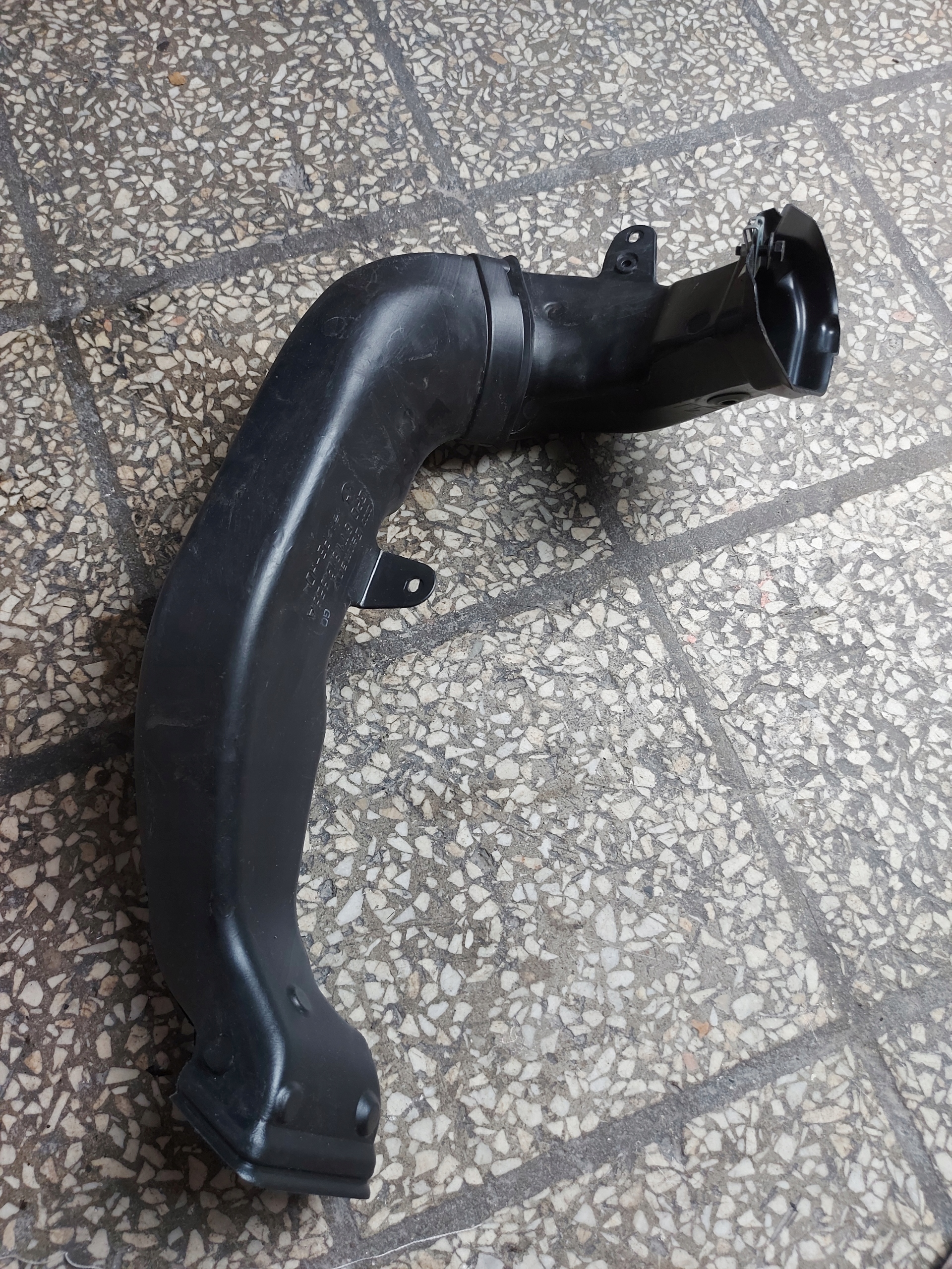 8T1819726A 8T1810656A - Воздуховод воздуховод тоннель воздухозаборник AUDI A5 8T