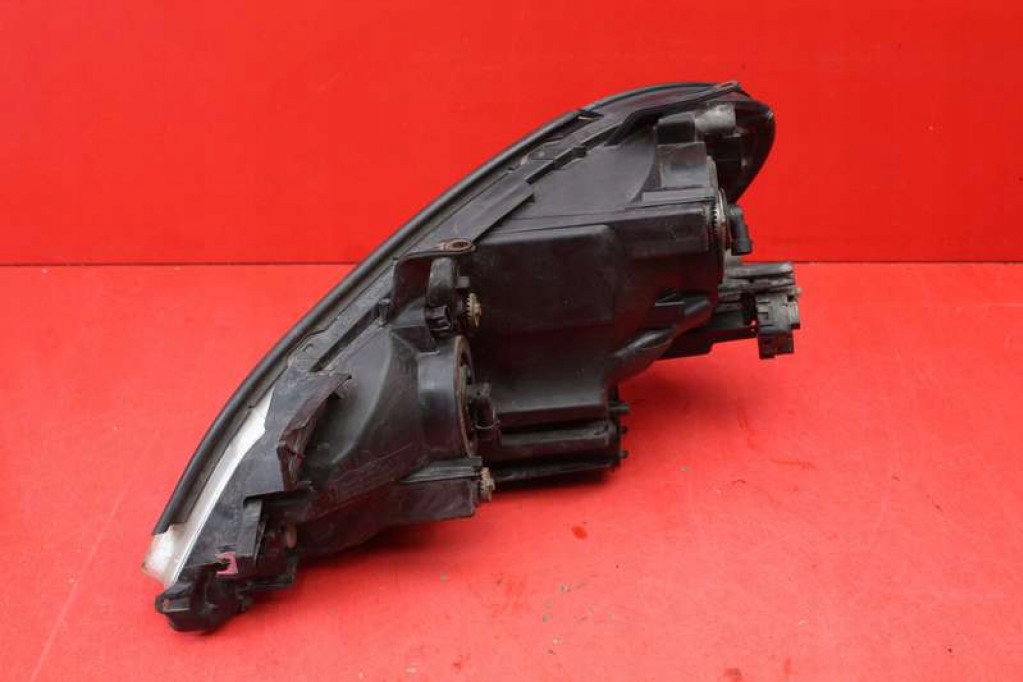 REFLEKTOR right light front EU 44-33 TOYOTA AVENSIS VERSO 01-03