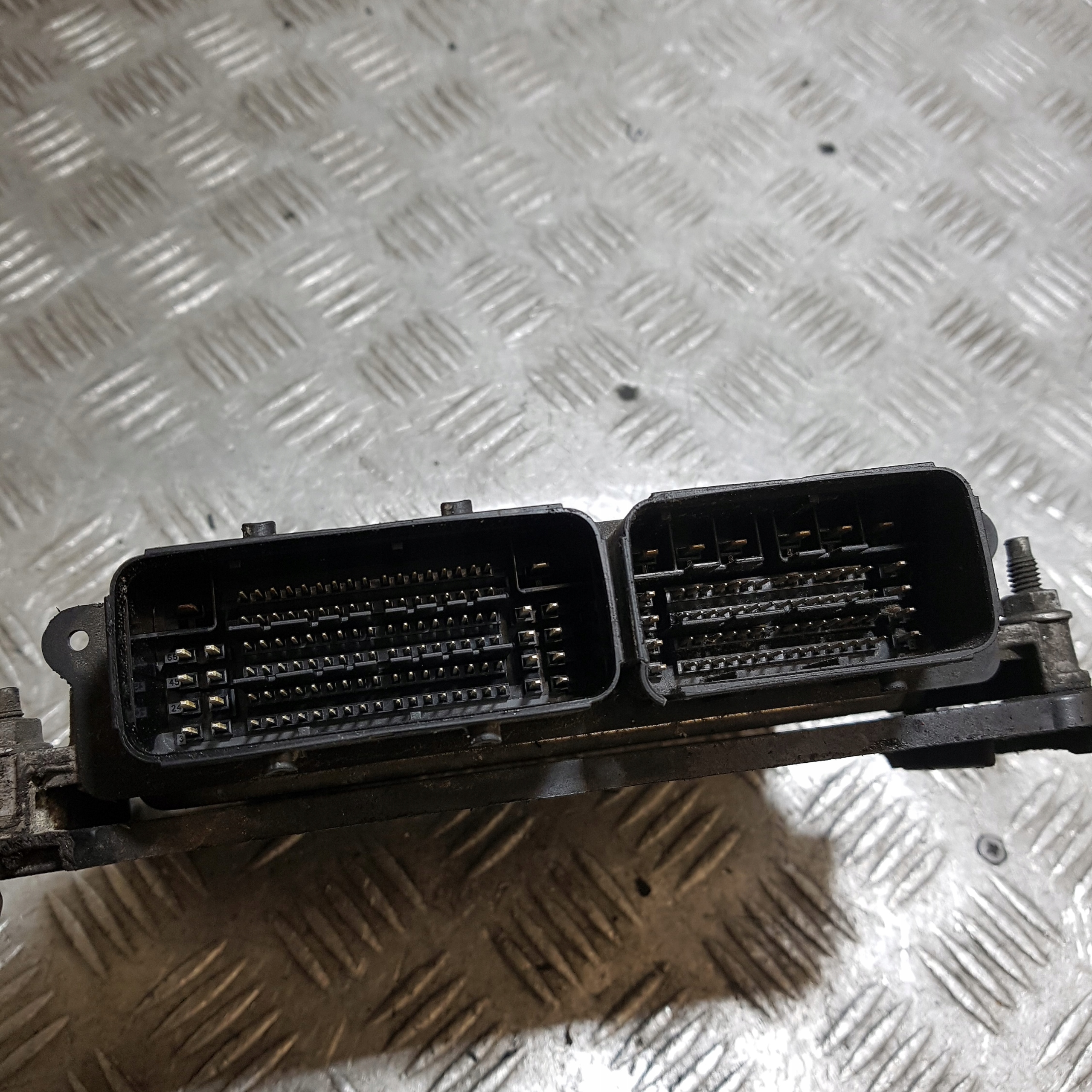computer of the engine control unit PEUGEOT PARTNER 4 9806460480 0281034189