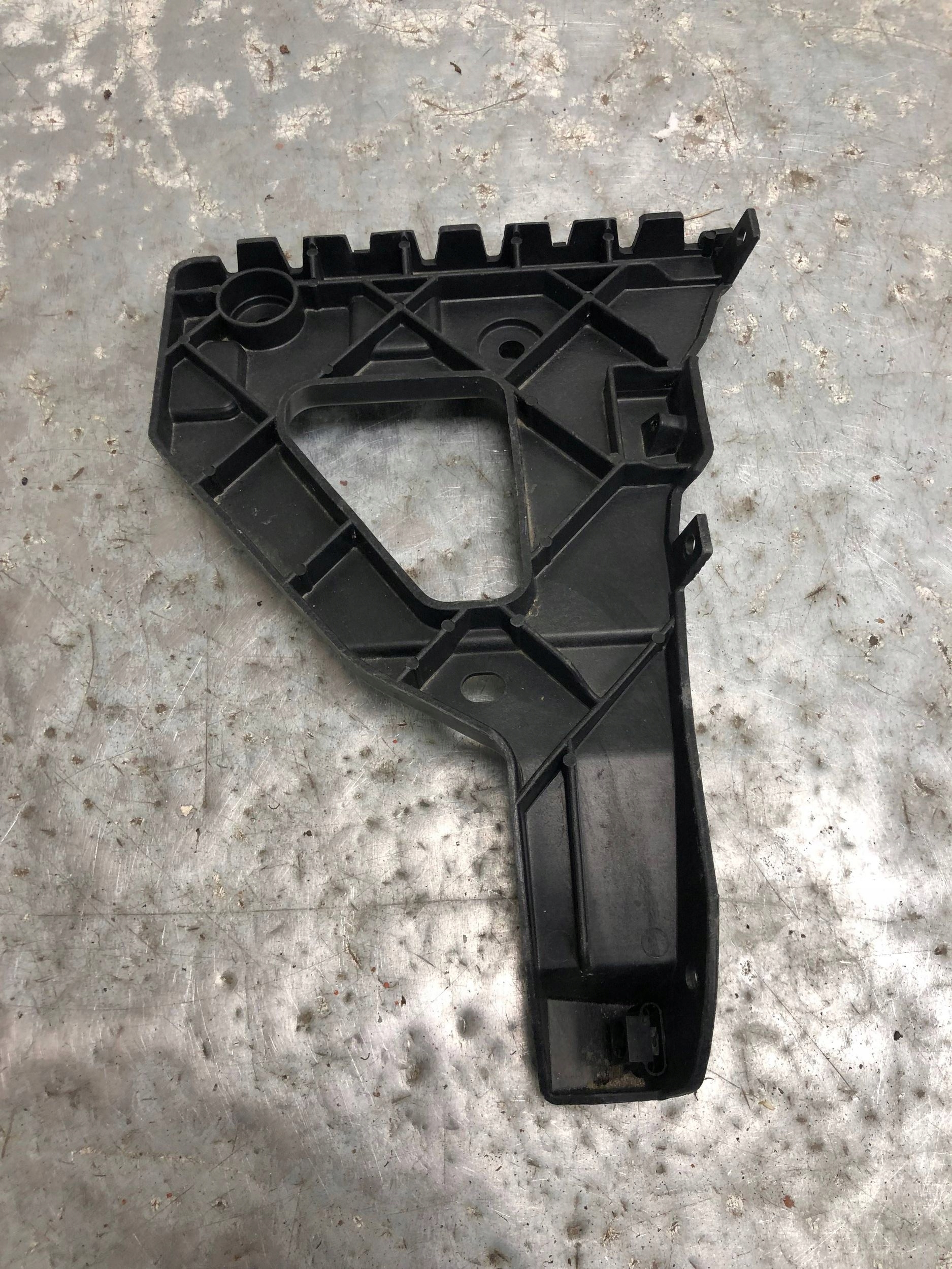 bumper bracket left front AUDI A6 C6 4F0807227