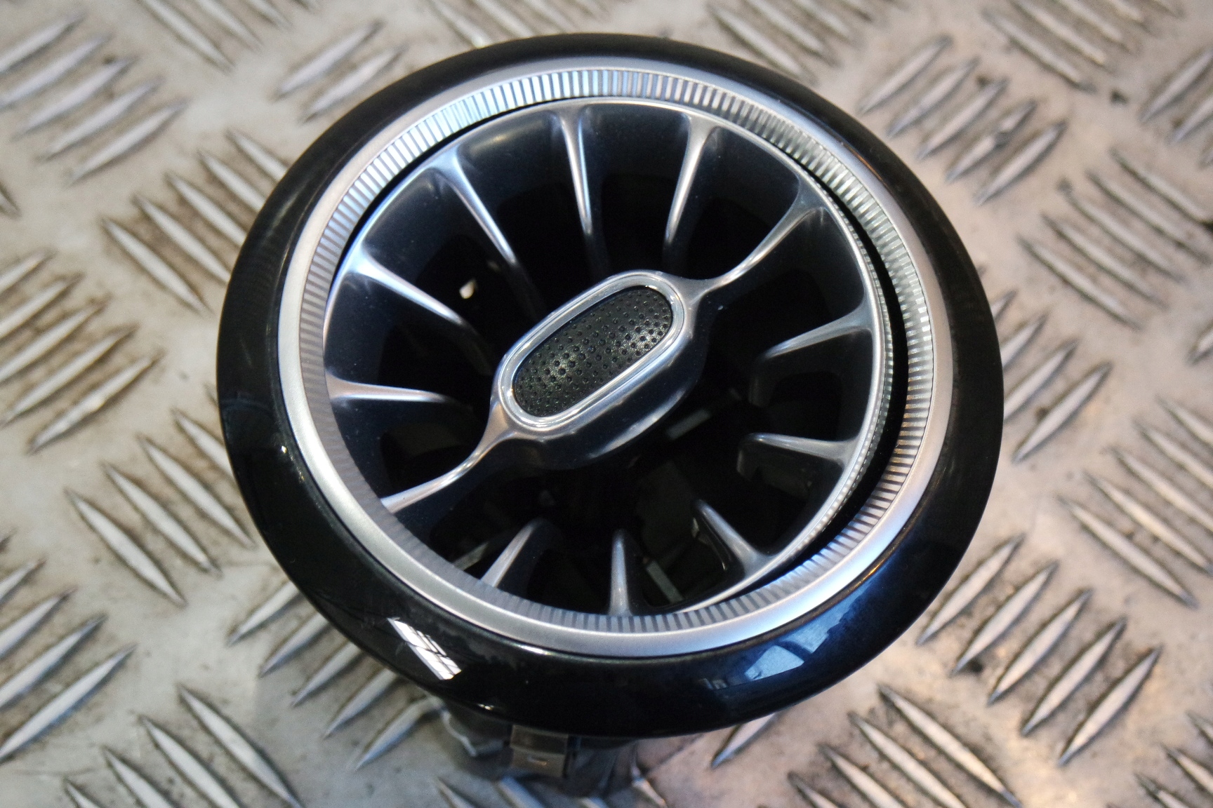 Вентиляційна решітка MERCEDES G W463 / 4 A2388300000