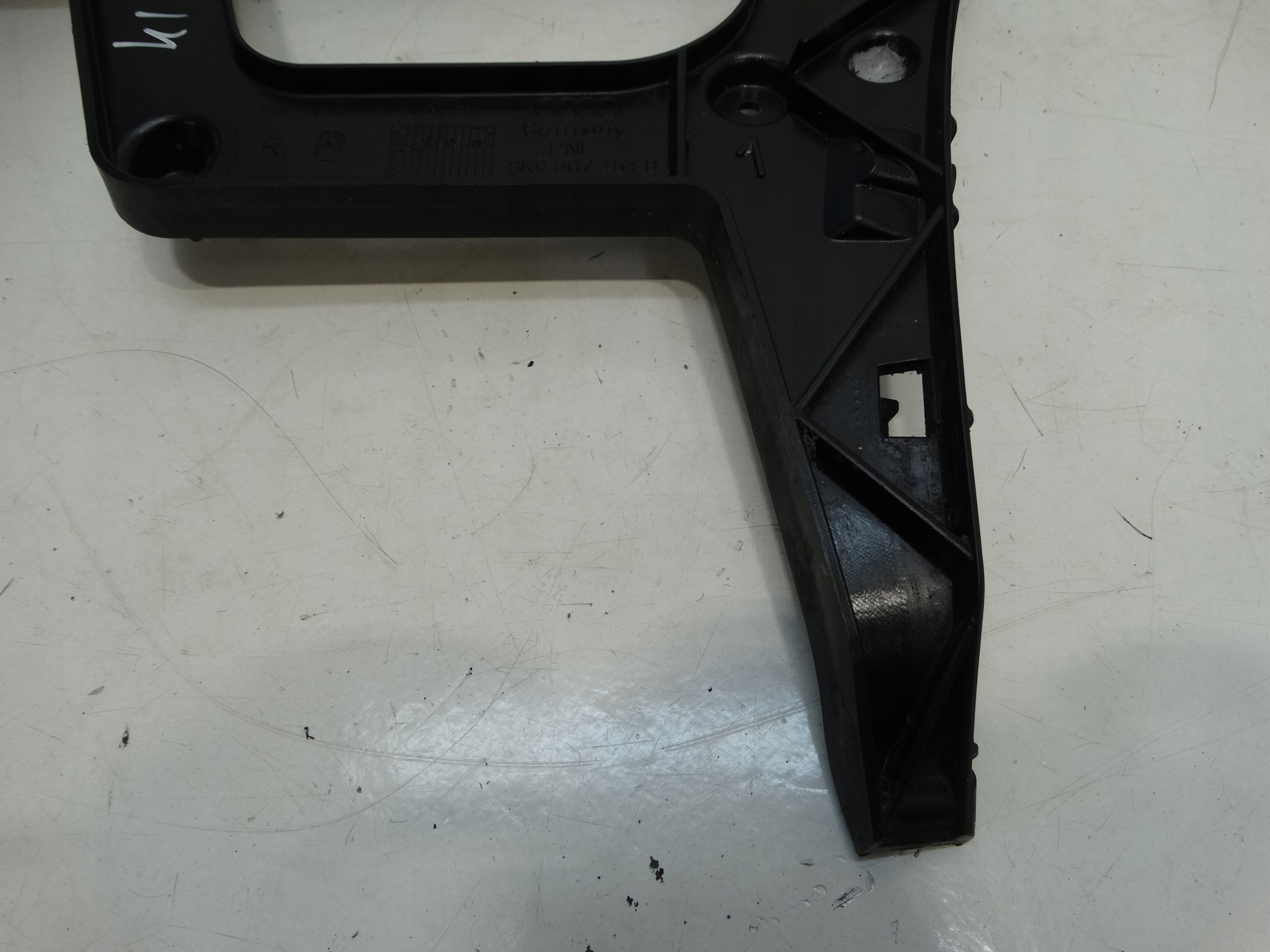 Support Support plaque Pare choc Droite Arrière AUDI A4 B8 8K9807454B