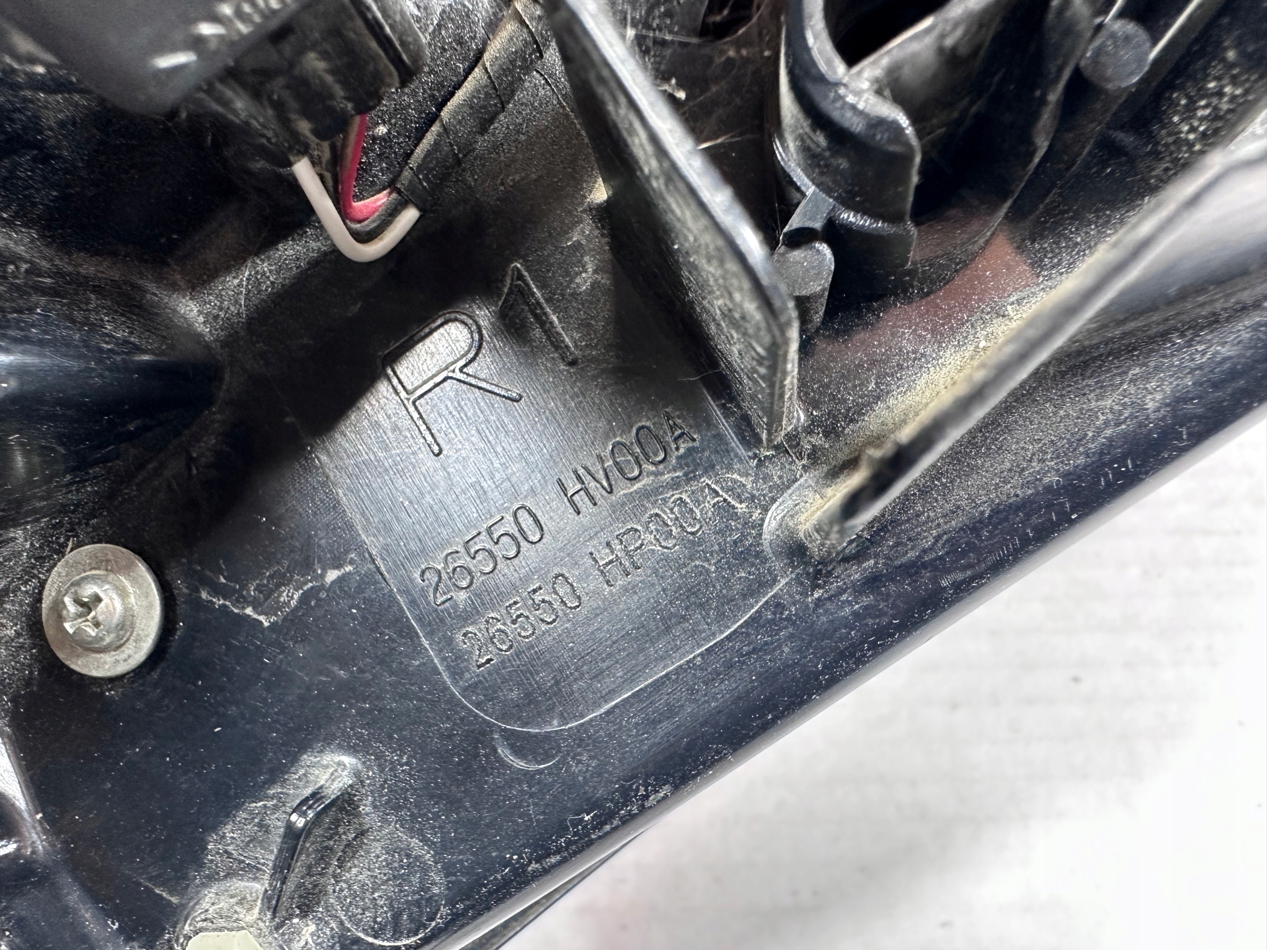 QASHQAI J11 LAMPA PRAWA TYLNA TYŁ LED 26550-HV00A Strona zabudowy prawa