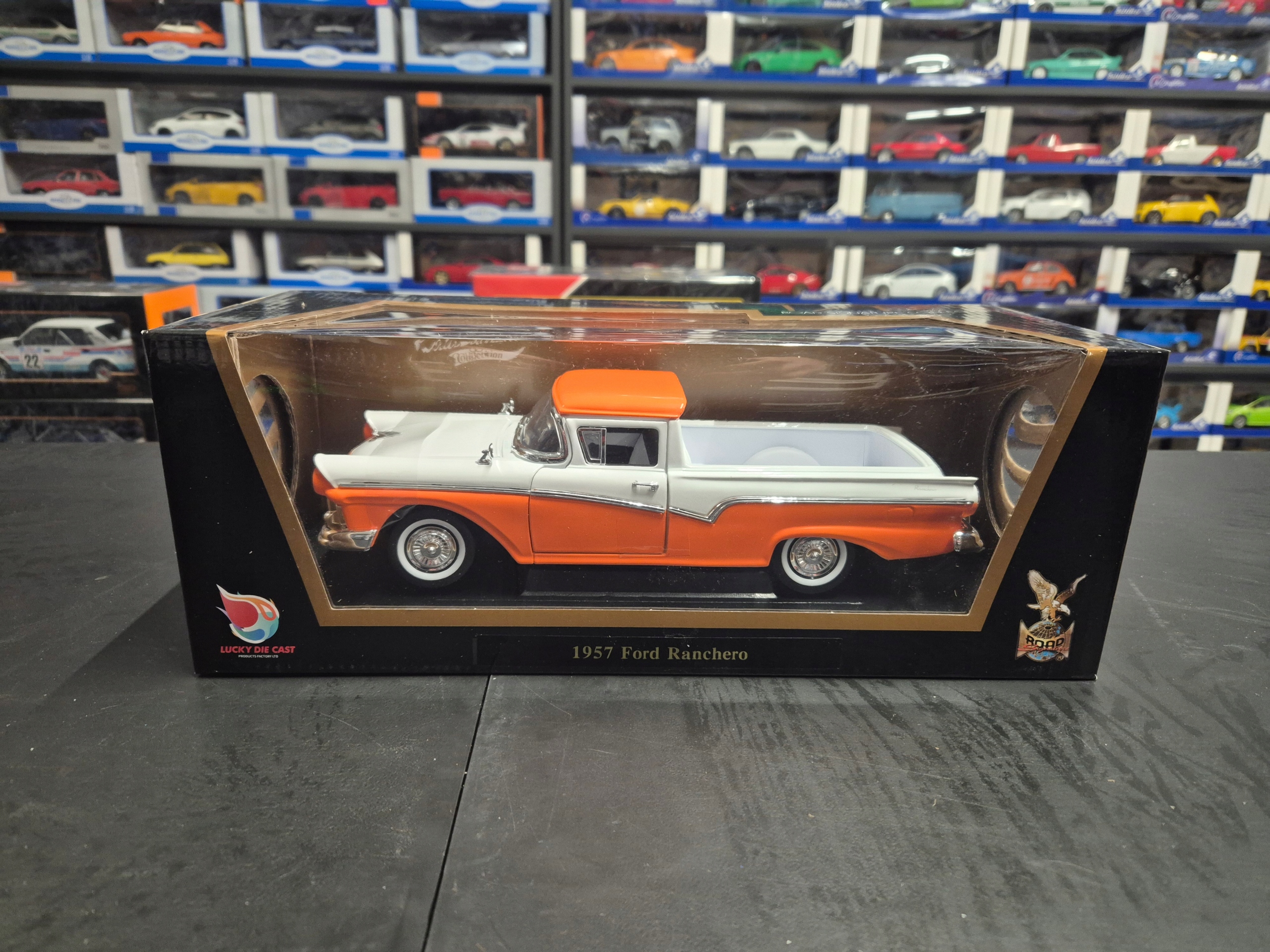 FORD RANCHERO 1957 1/18 ROAD SIGNATURE LCD 92208
