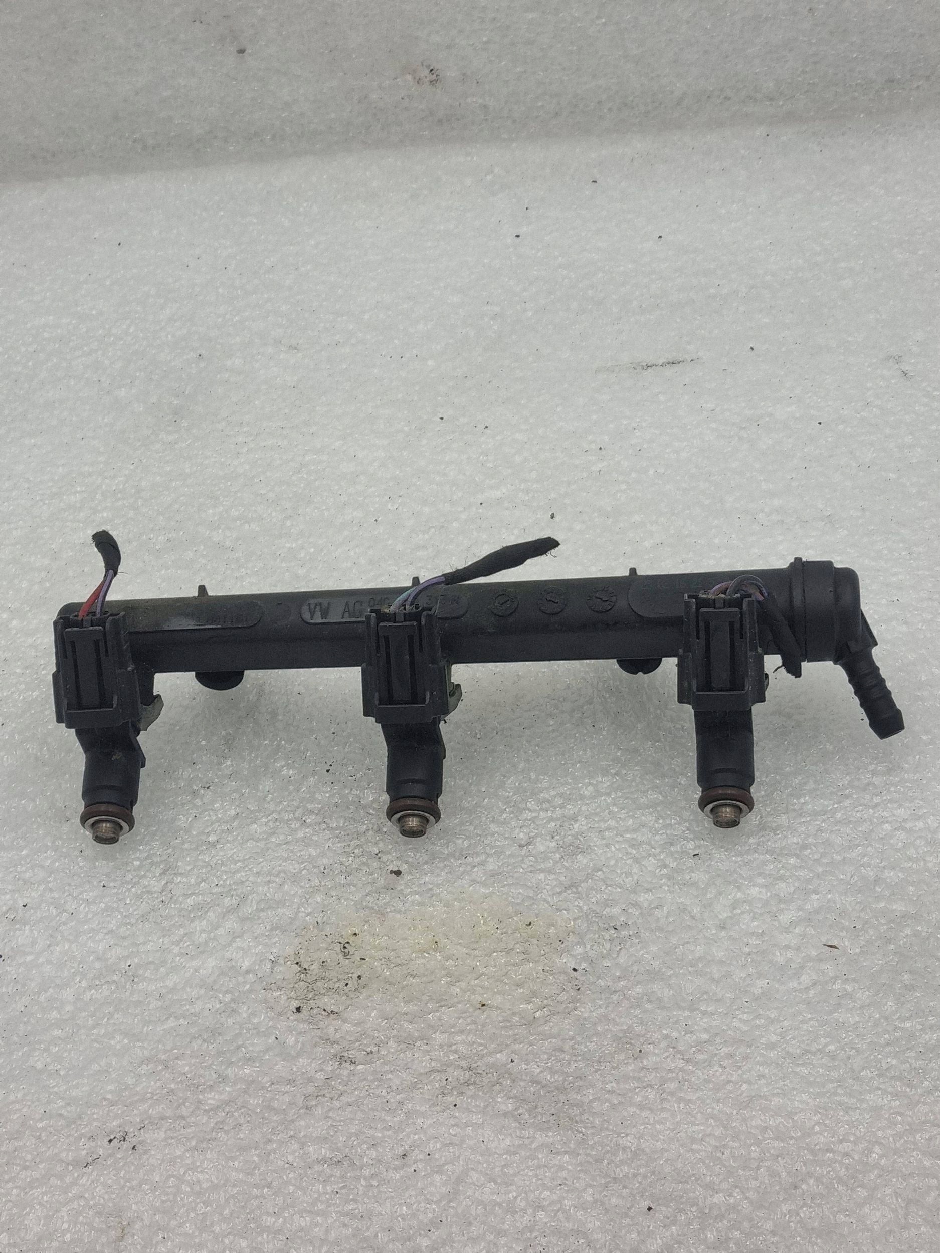 Complète Rampe injection Injecteurs Skoda Seat VW 1.0 MPI 04E906031F