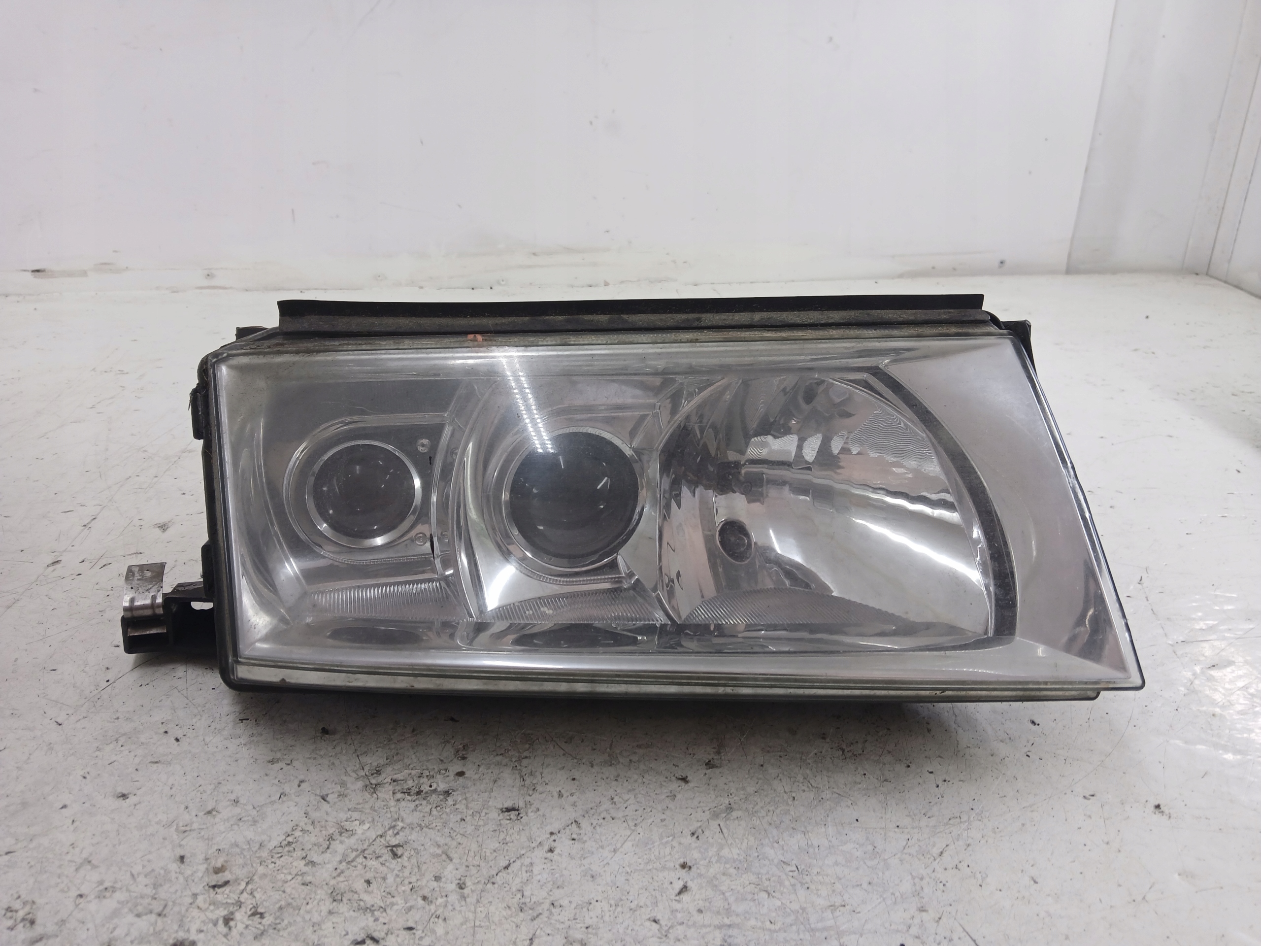 SKODA OCTAVIA and LIFT light right front XENON control unit