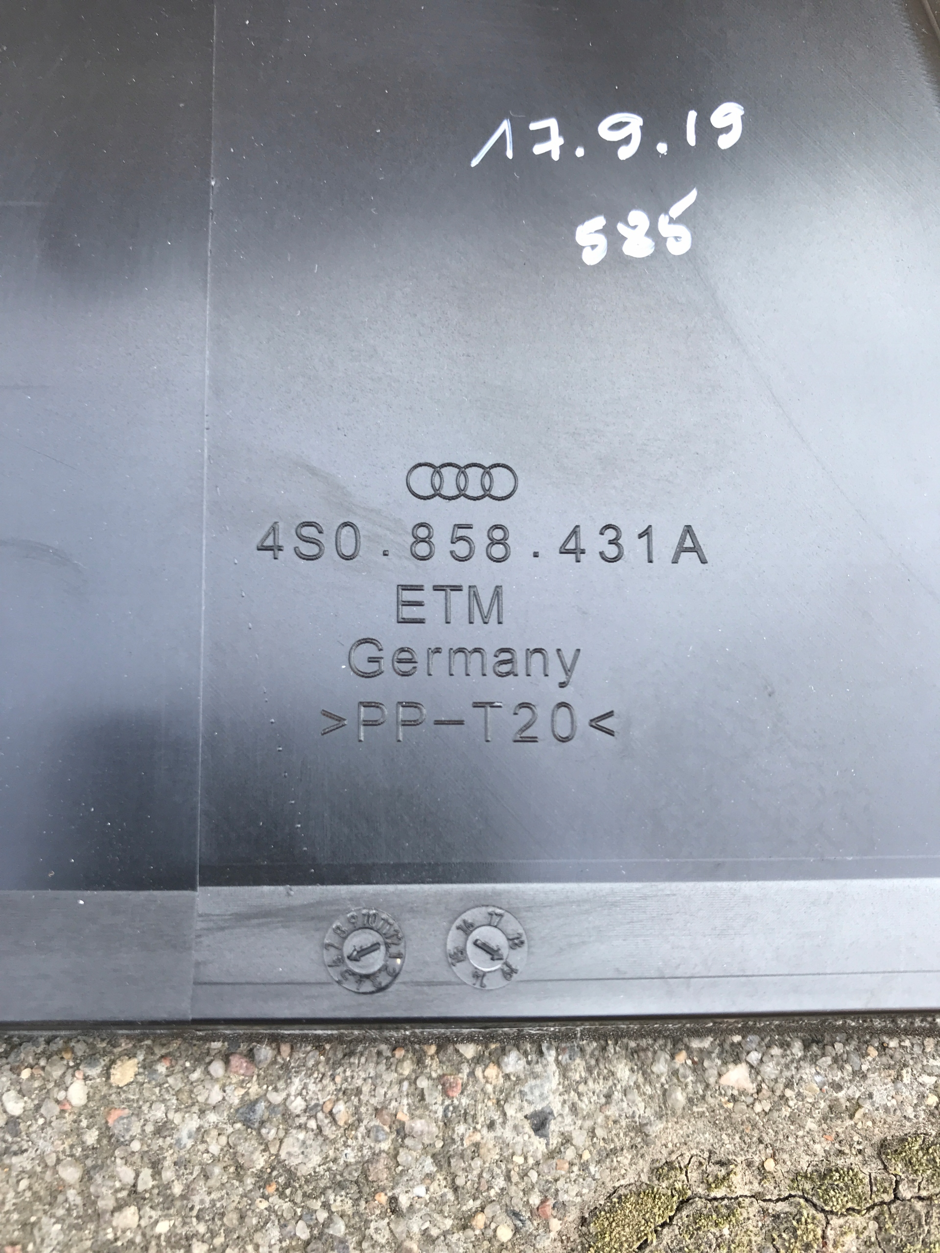 AUDI R8 5.2 plus intake air drain 4S0858431A