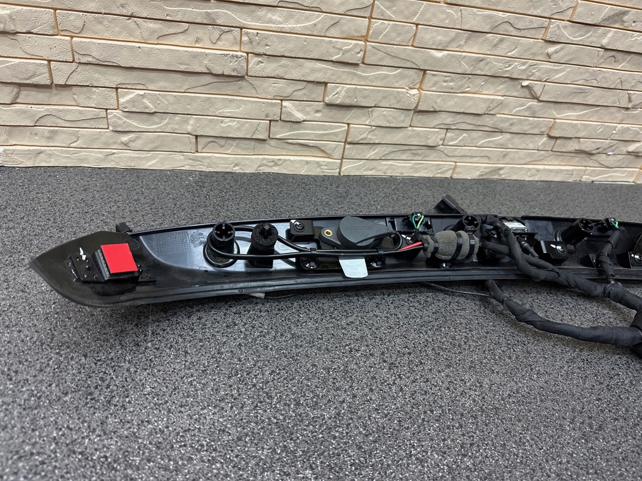 FERRARI 812 LISTWA OŚWIETLENIE OBRAMOWANIE KAMERA TABLICY REJESTRACYJNEJ Producent części Ferrari OE