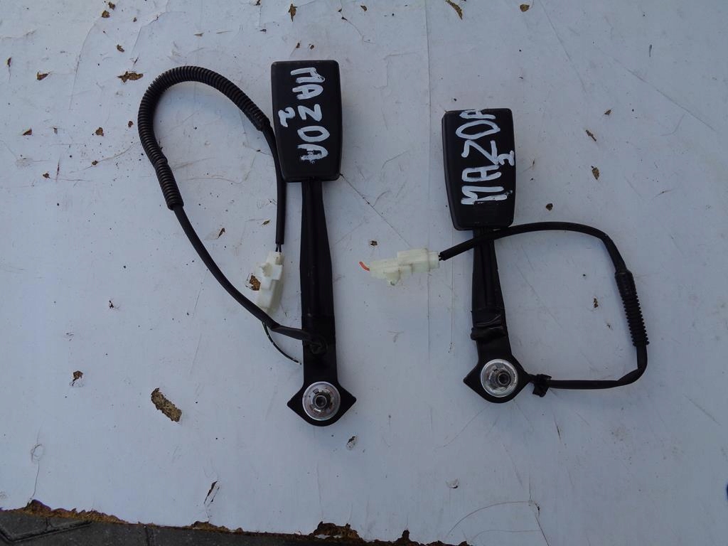 ПРЯЖКА ПАНЕЛИ ЛЕВЫЙ ПЕРЕД MAZDA 2 II