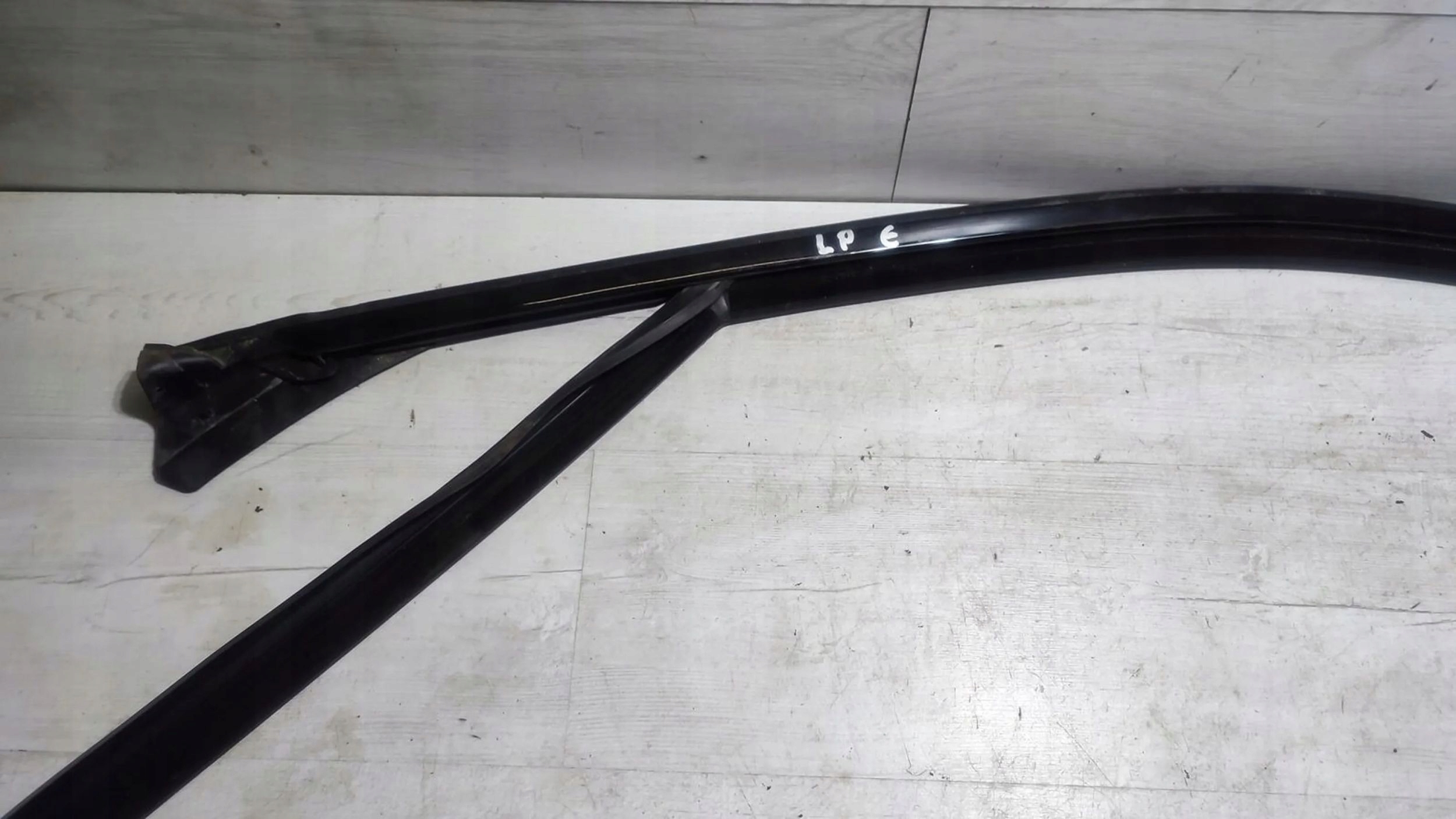 Alfa Romeo Giulia 2021 left front moulding gasket windows door