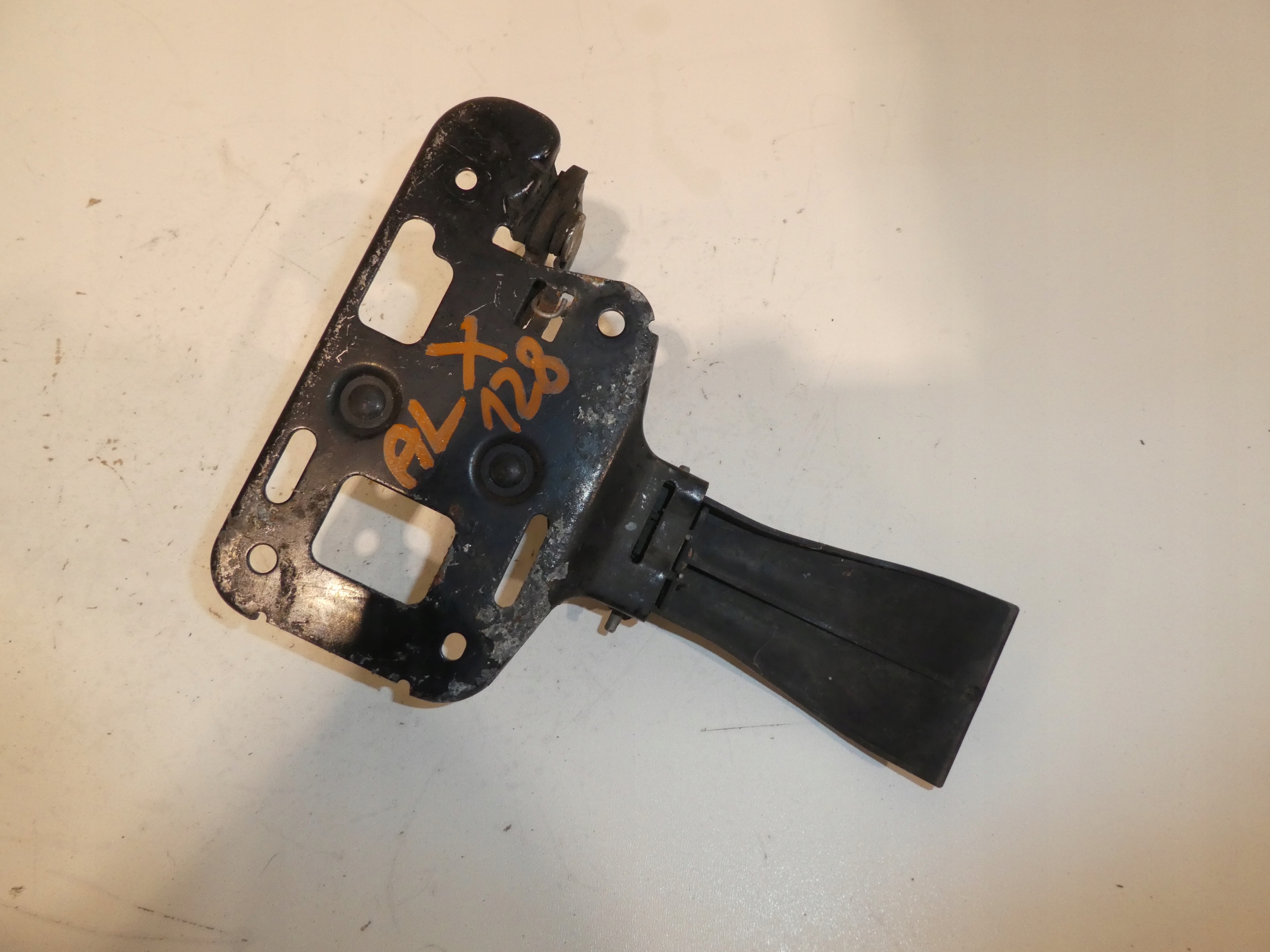 AUDI Q5 RYGIEL bonnets lock 8R0823480