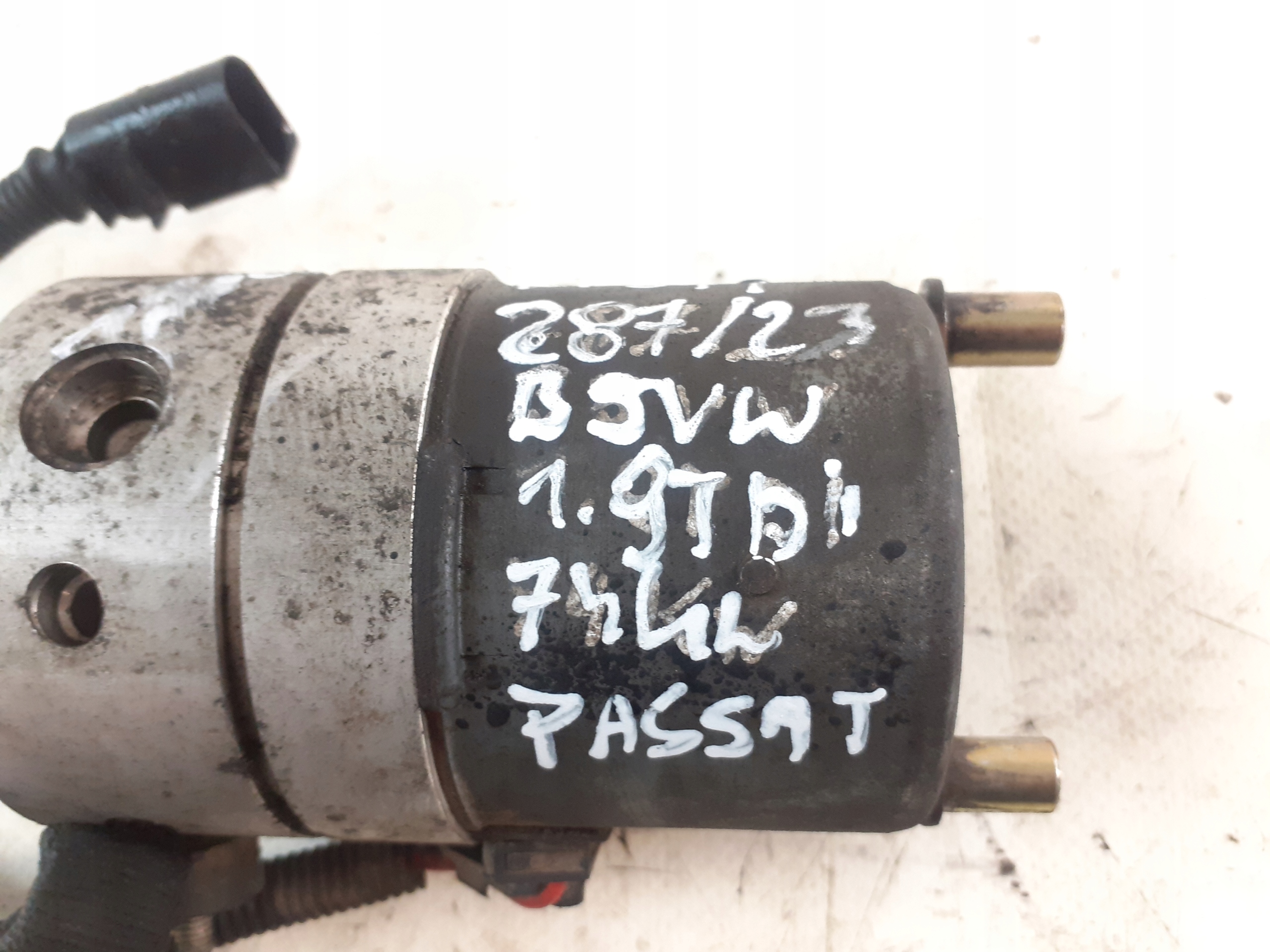 Pompa DOLADOWUJACA PASSAT B5 1.9 TDI 8E0614175D