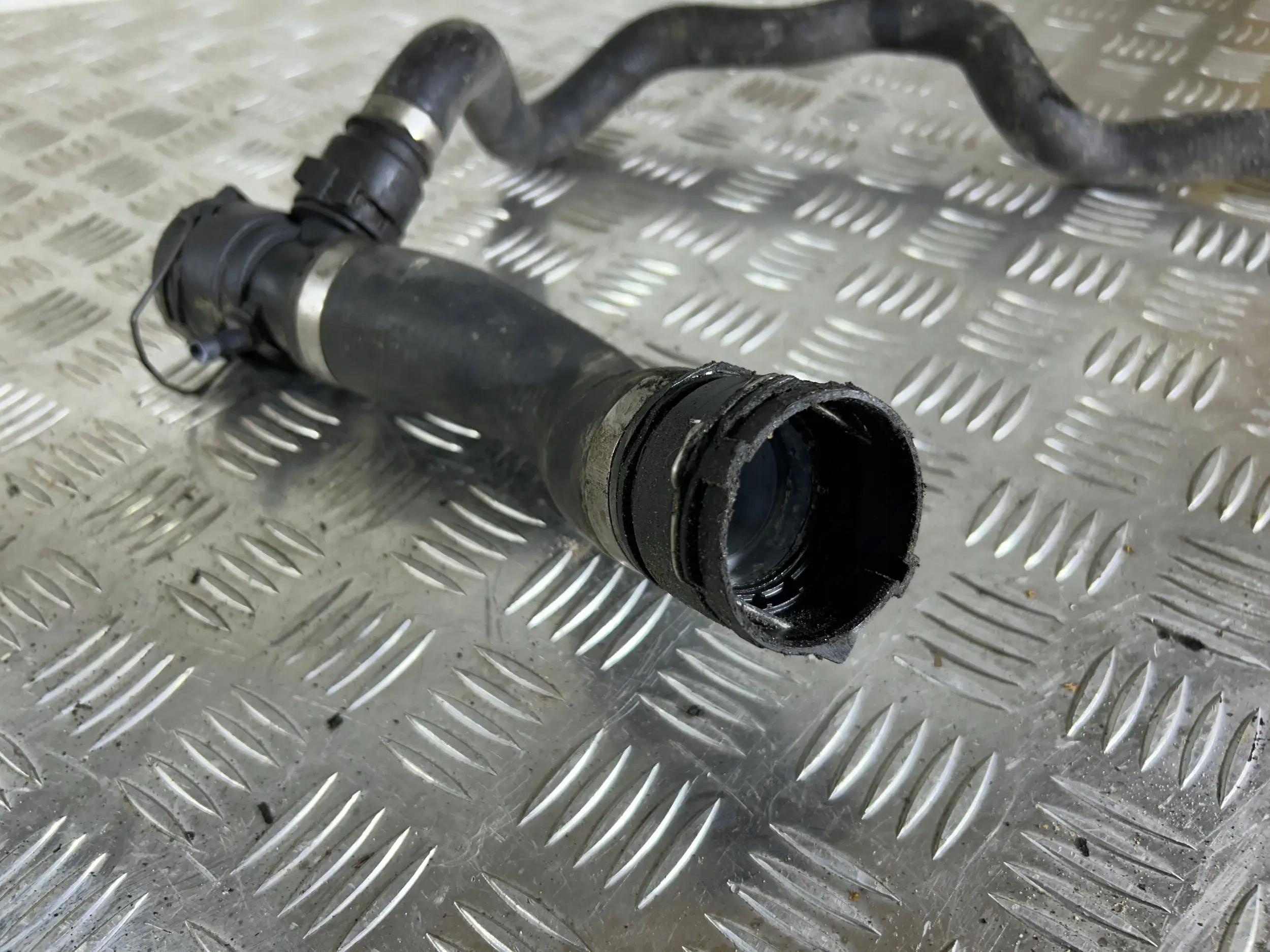 hadice chladiče vody BMW 3 E90 E91 2007 1436374