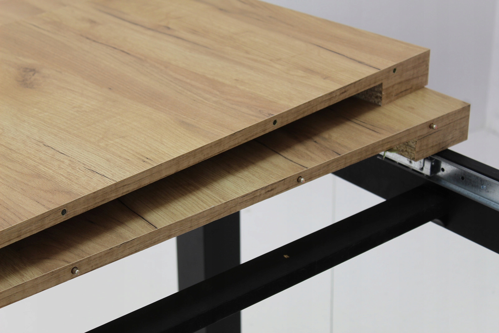 Duży stół 100x200/300 i 8 TAPICEROWANYCH krzeseł Kolor korpusu stołu czarny