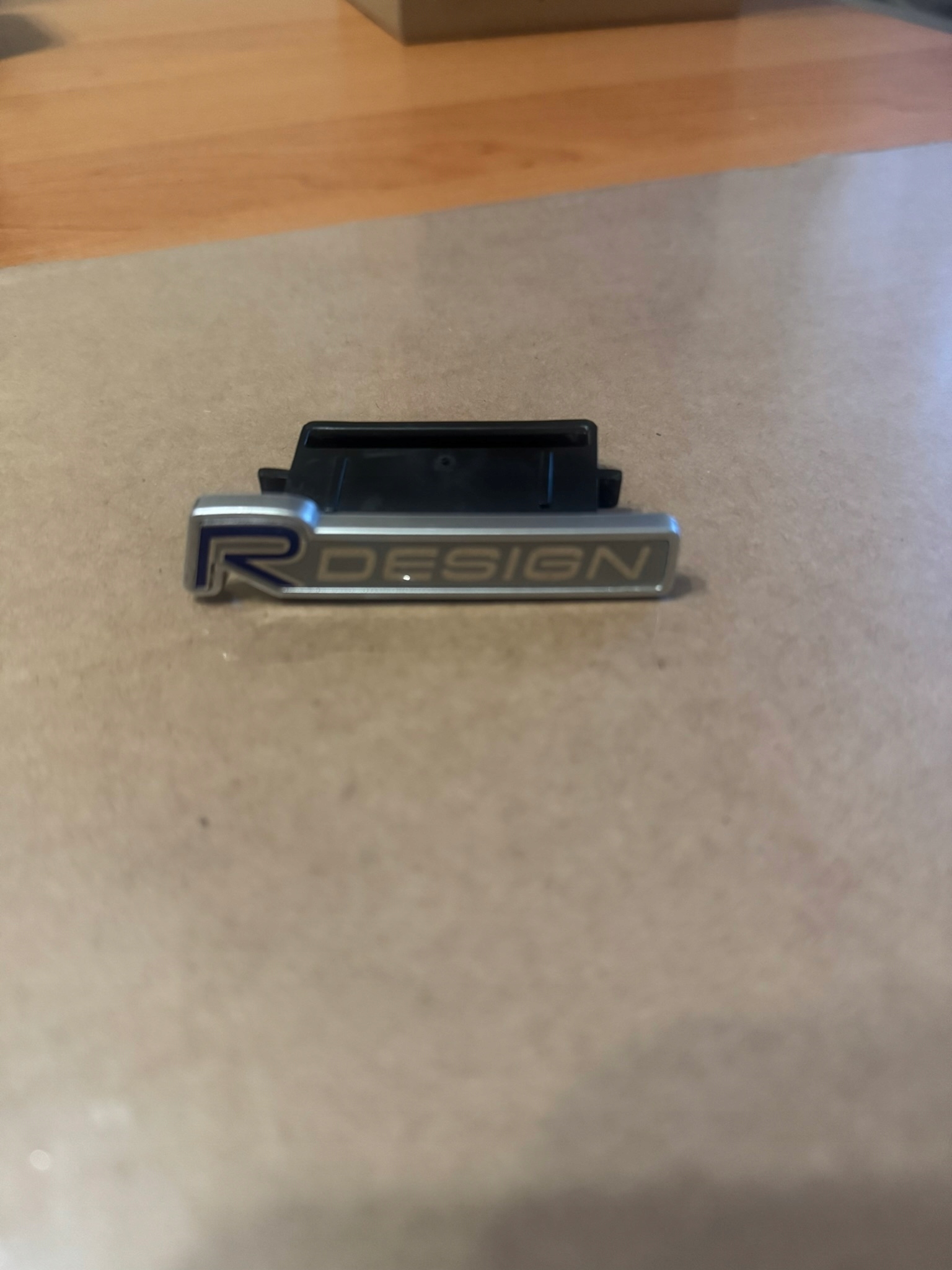 Emblemat logo R-Design na grill Volvo OE 31290606