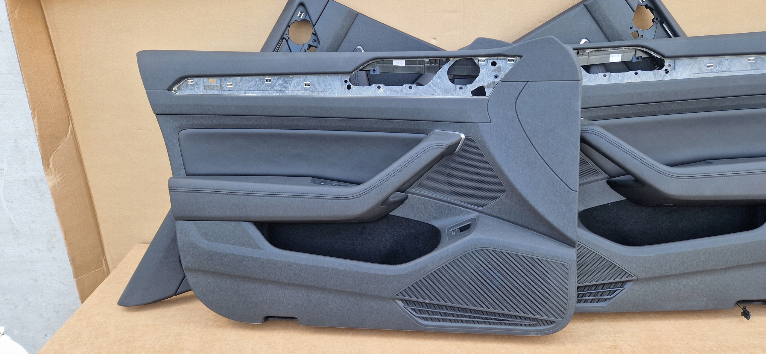 side PASSAT B8 KOMBI leather as new below ROLETY rear part