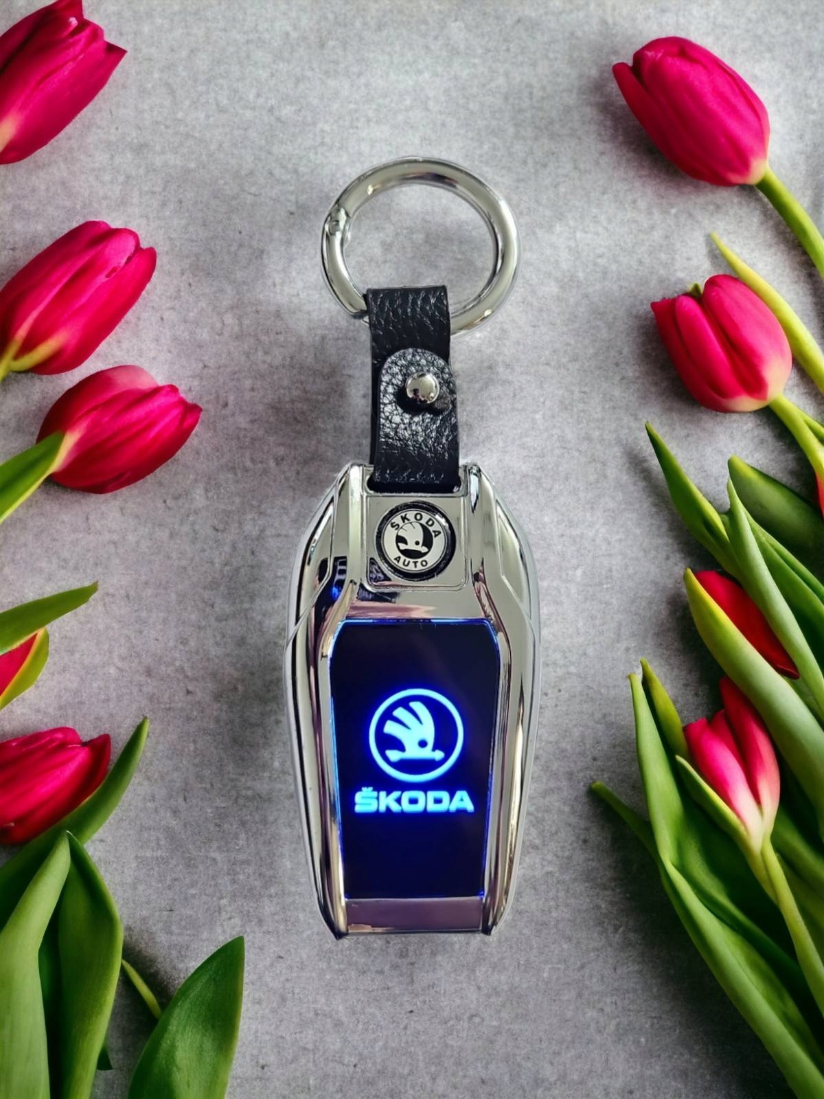 SKODA ZAPALNICZKA ŻAROWA ELEGANCKI BRELOK DO KLUCZY LOGO LED ETUI KOKARDKA Waga produktu z opakowaniem jednostkowym 0.2 kg
