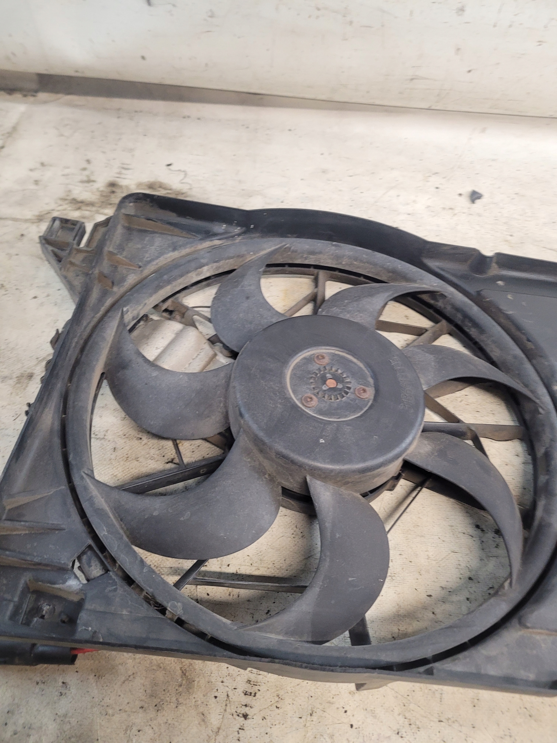 radiator fan module 3M5H-8C607-XA 1137328148 MAZDA 3 BK 04r.
