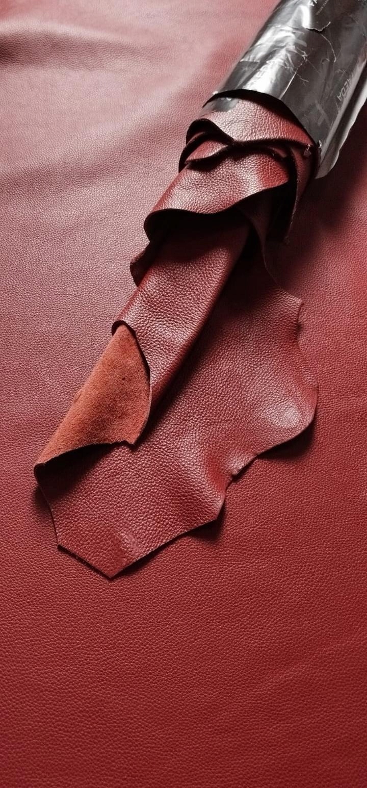 Tmavě Červená Přírodní Kůže Se Zrnem gr 1.7 mm Po Kusech Dle Výběru