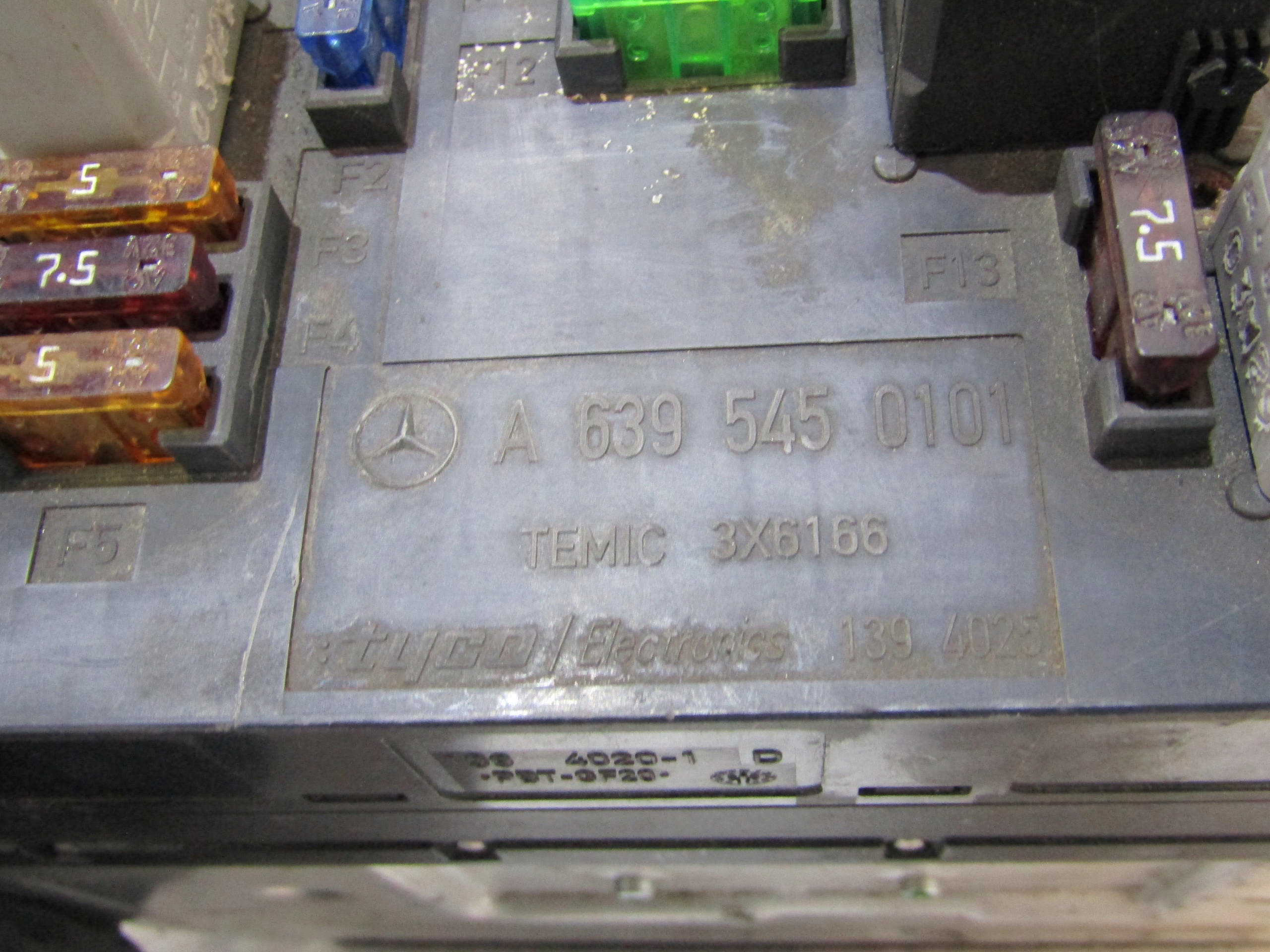 MERCEDES VITO W639 MODUŁ KOMFORTU SKRZYNKA BEZPIECZNIKOW TEMIC A6395450101 Waga produktu z opakowaniem jednostkowym 1 kg