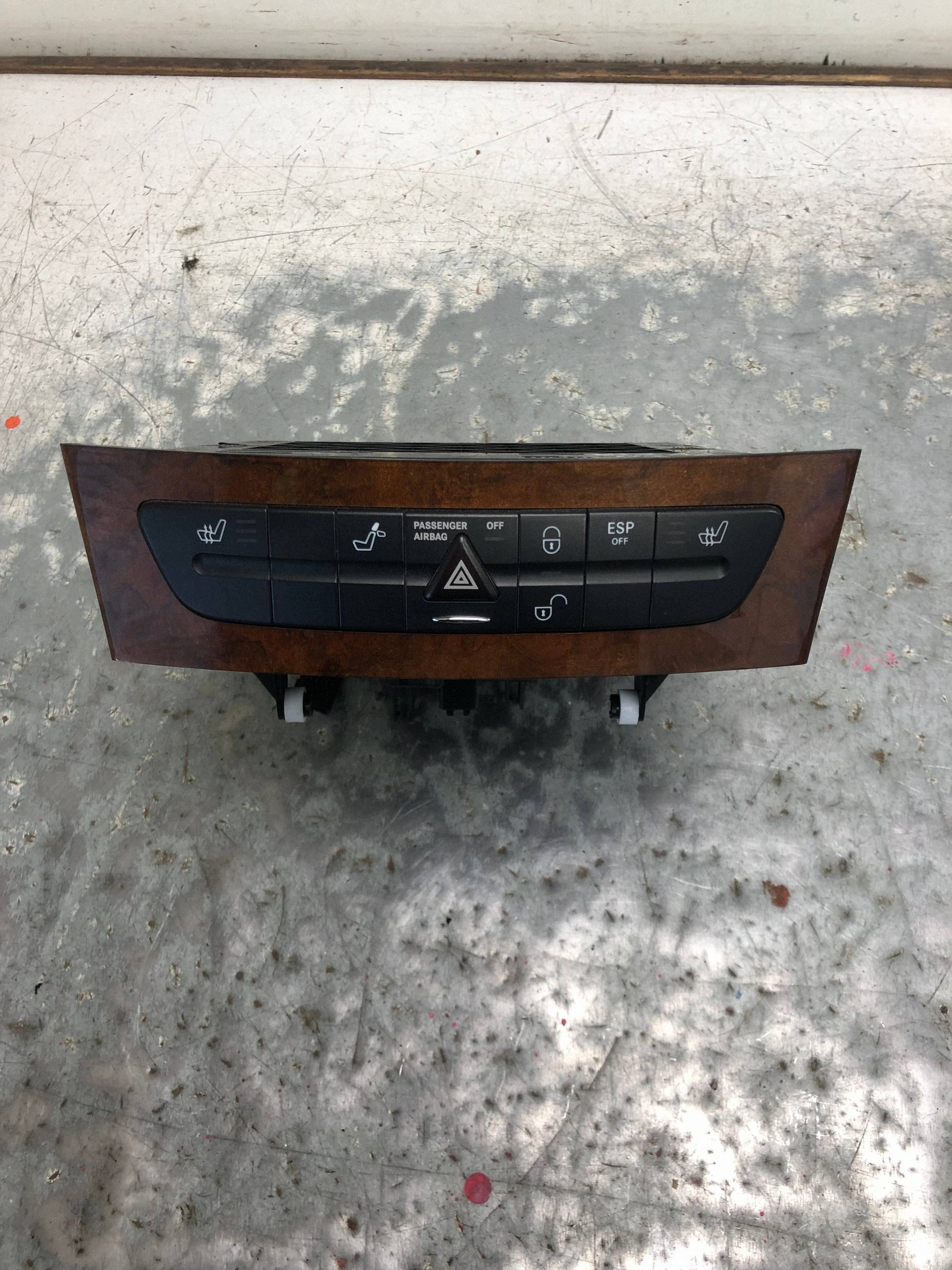 levers PRZYCISKI passenger compartment MERCEDES W211 A2116800552
