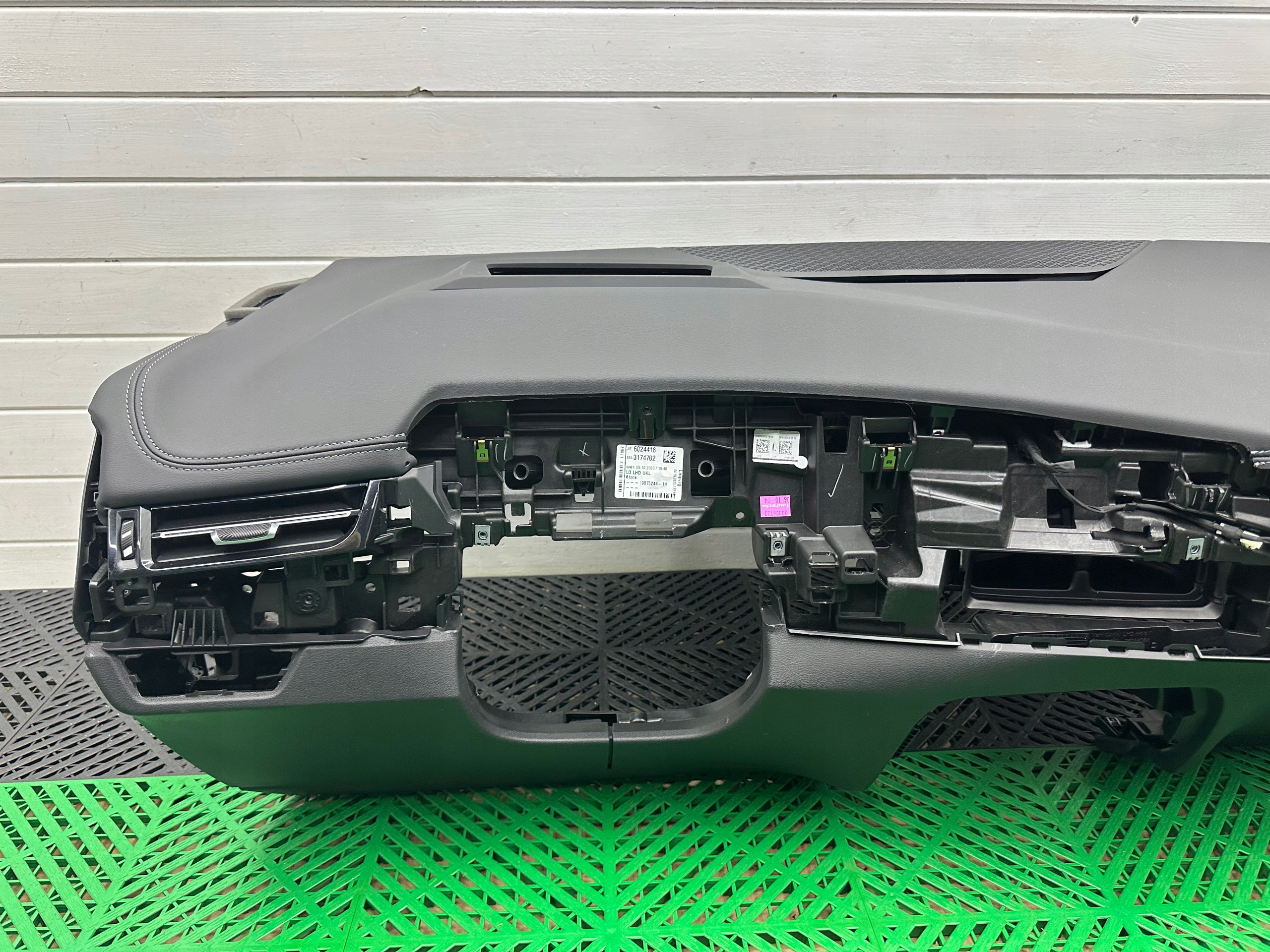 dashboard instrument panel console airbag BMW 2 U06 originál HUD