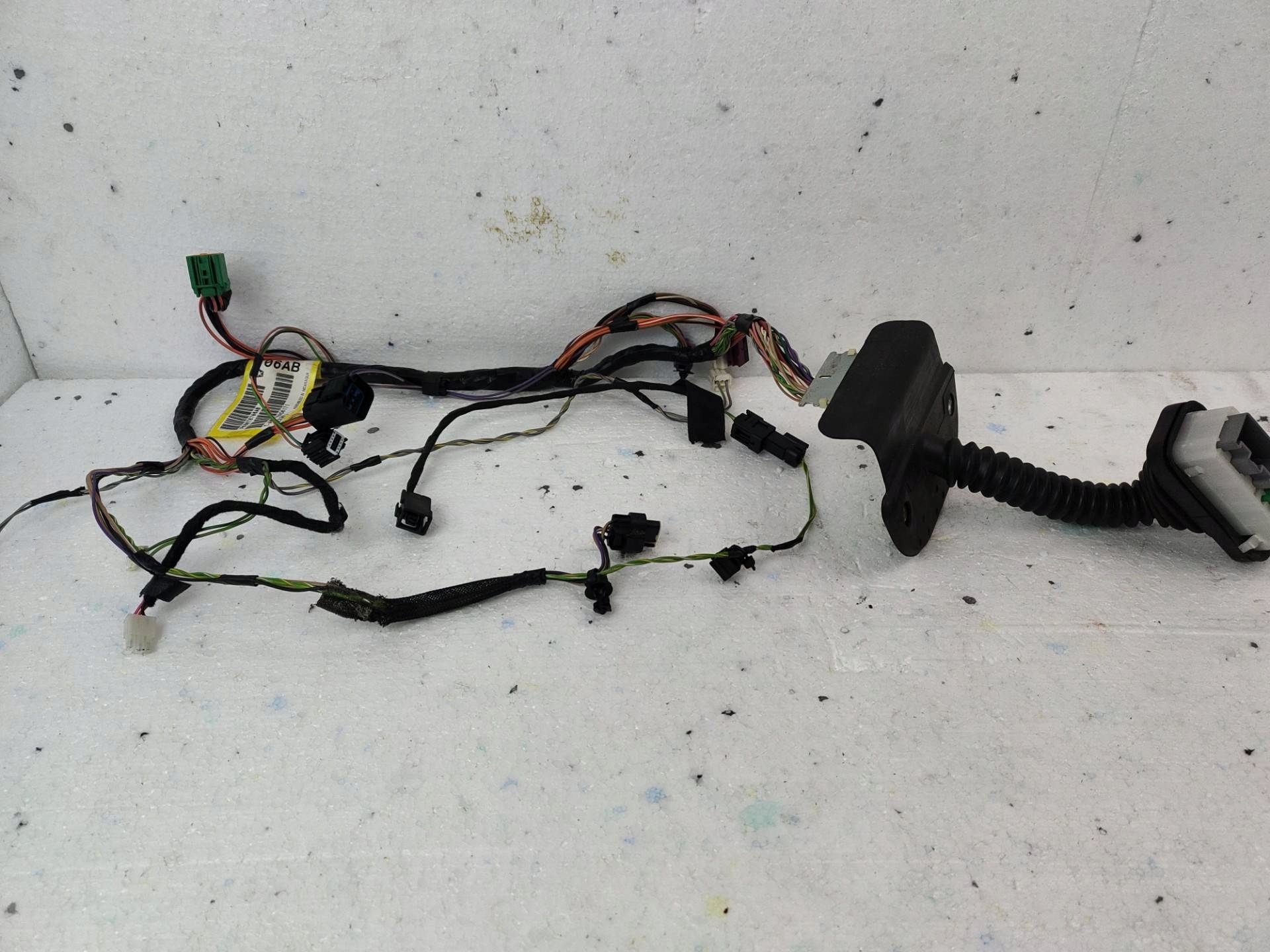 bundle wiring door front left side Chrysler Town and Country